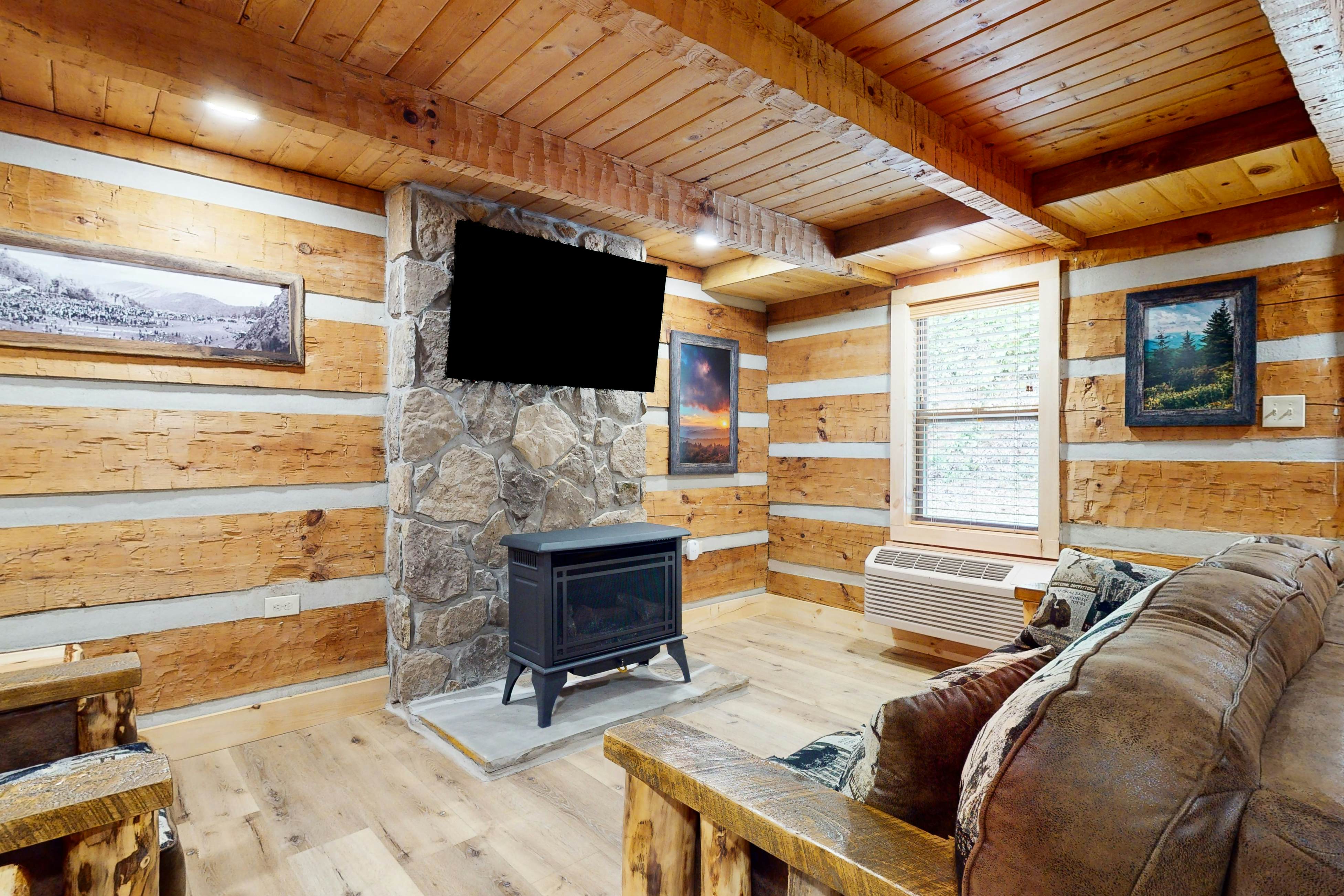 Creek Front Home, Sleeps 6・Fire pit・Forest Setting