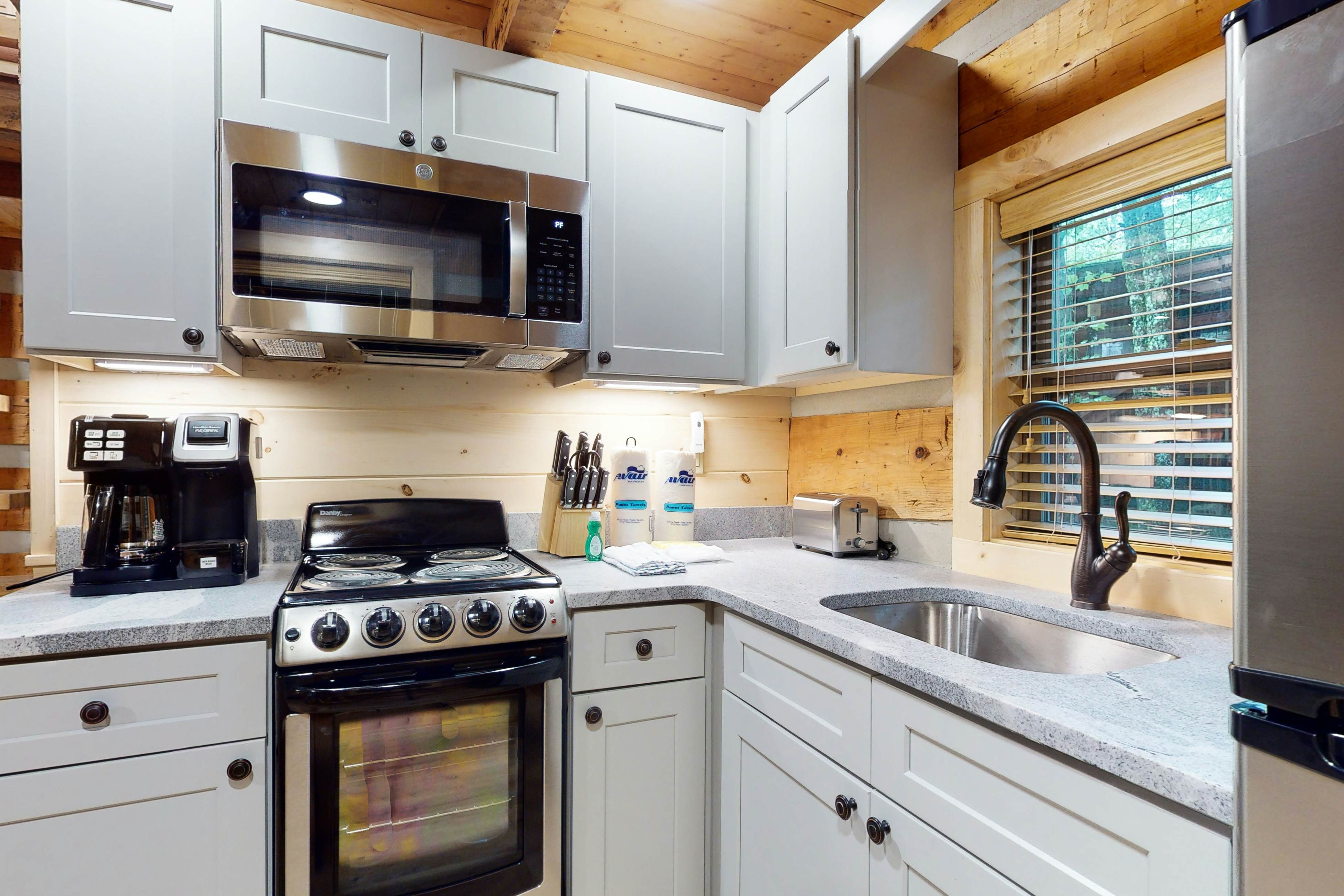 Creek Front Home, Sleeps 6・Fire pit・Forest Setting