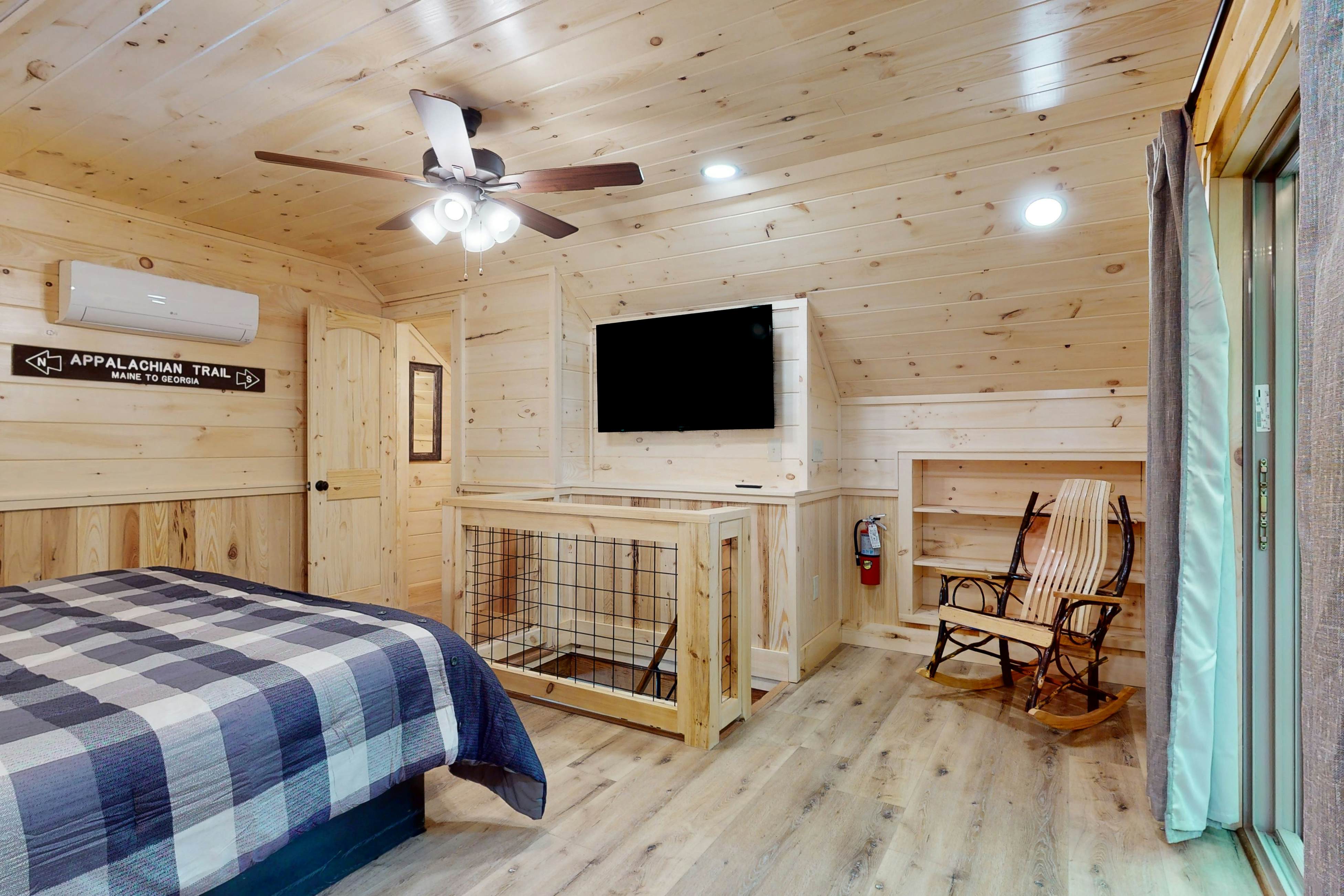 Creek Front Home, Sleeps 6・Fire pit・Forest Setting