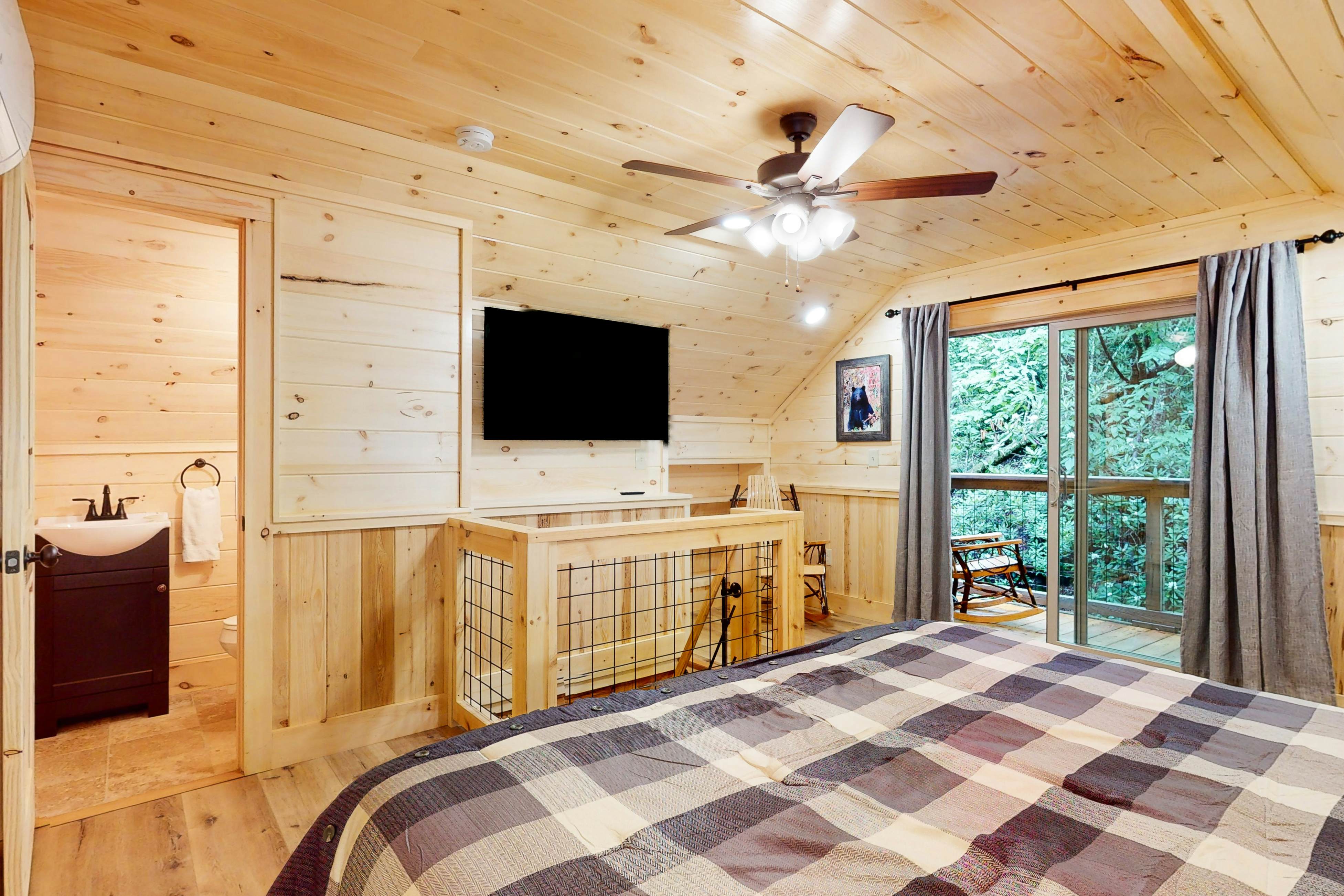 Creek Front Home, Sleeps 6・Fire pit・Forest Setting