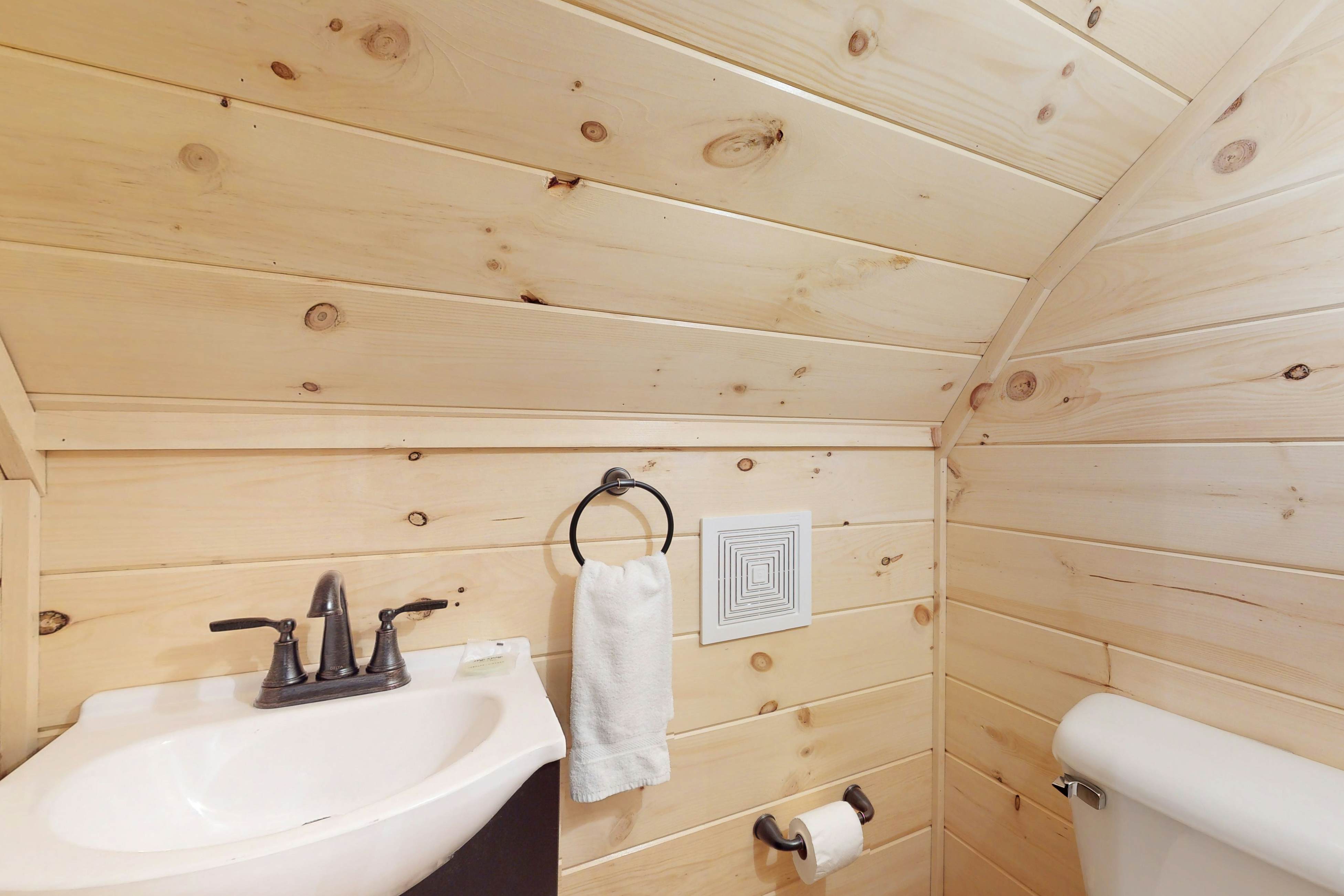 Creek Front Home, Sleeps 6・Fire pit・Forest Setting