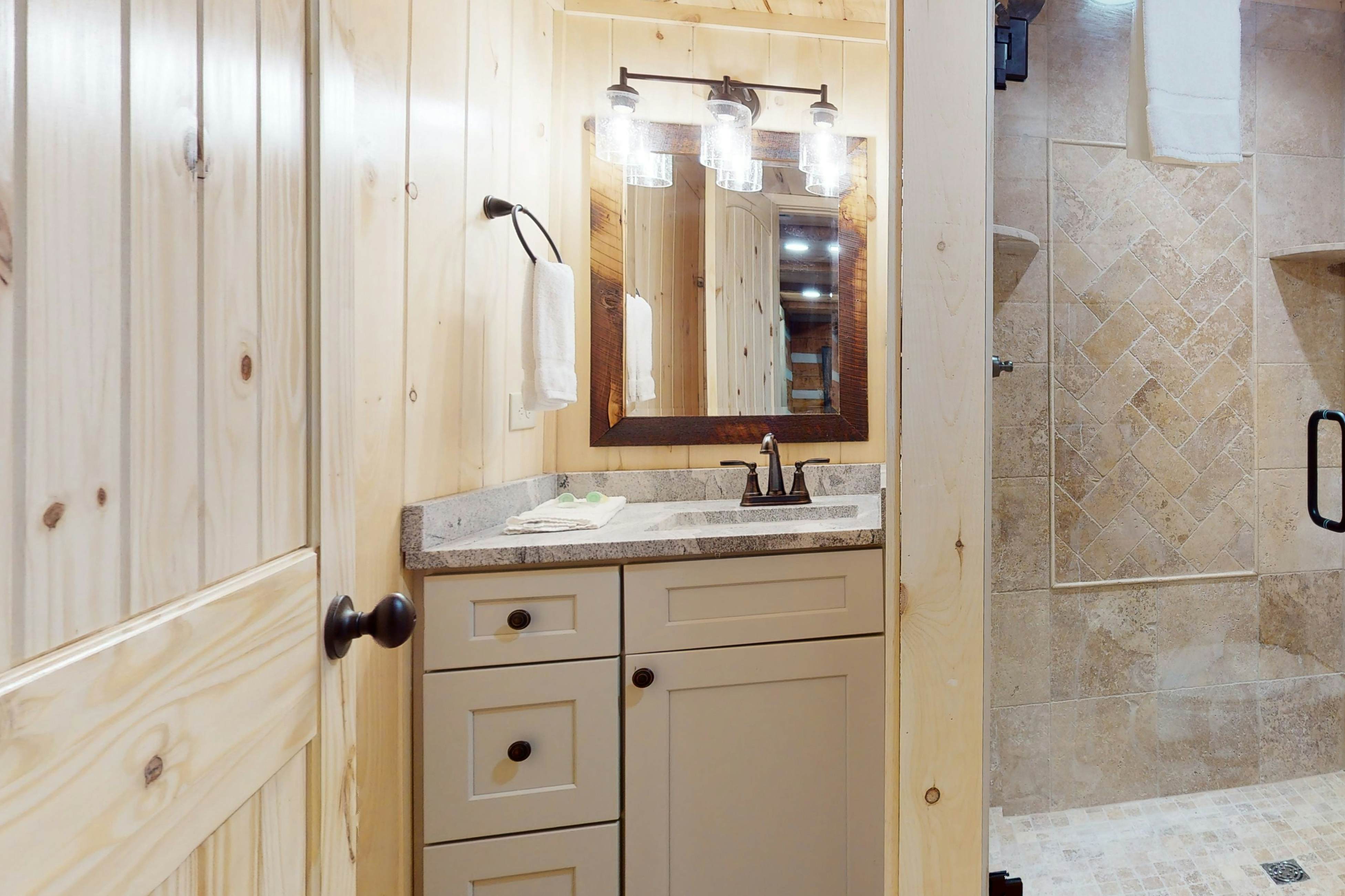 Creek Front Home, Sleeps 6・Fire pit・Forest Setting