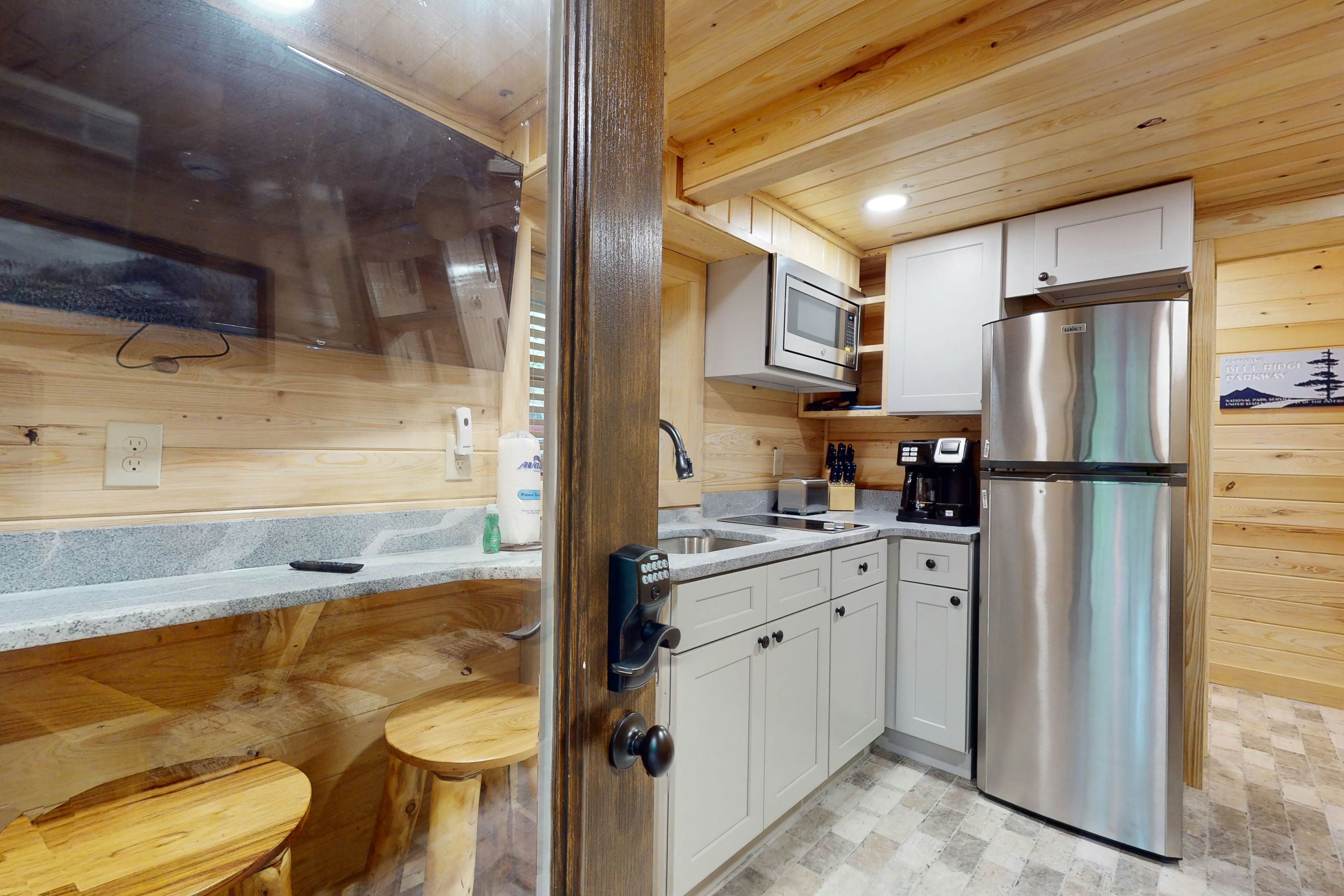 Creek Front Home, Sleeps 6・Fire pit・Forest Setting