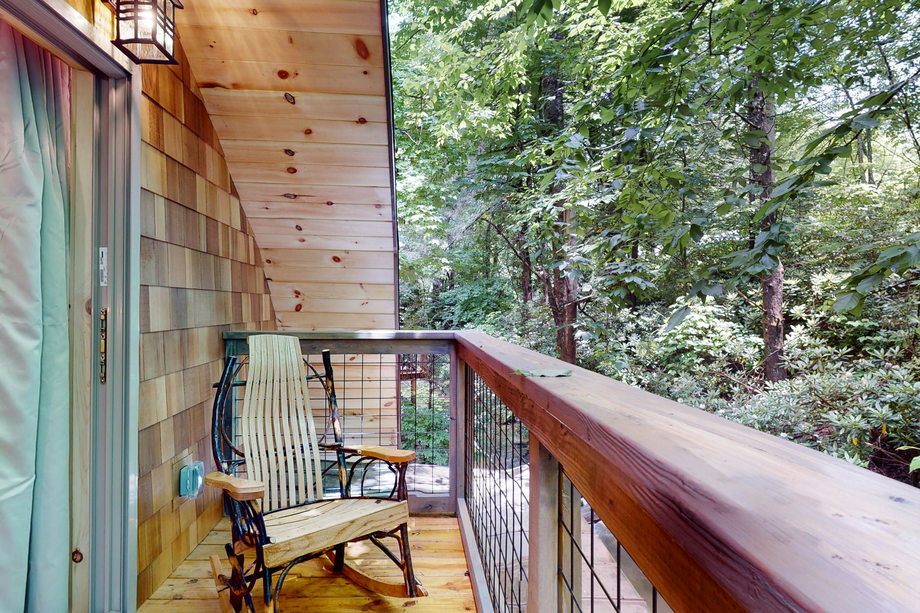 Creek Front Home, Sleeps 6・Fire pit・Forest Setting