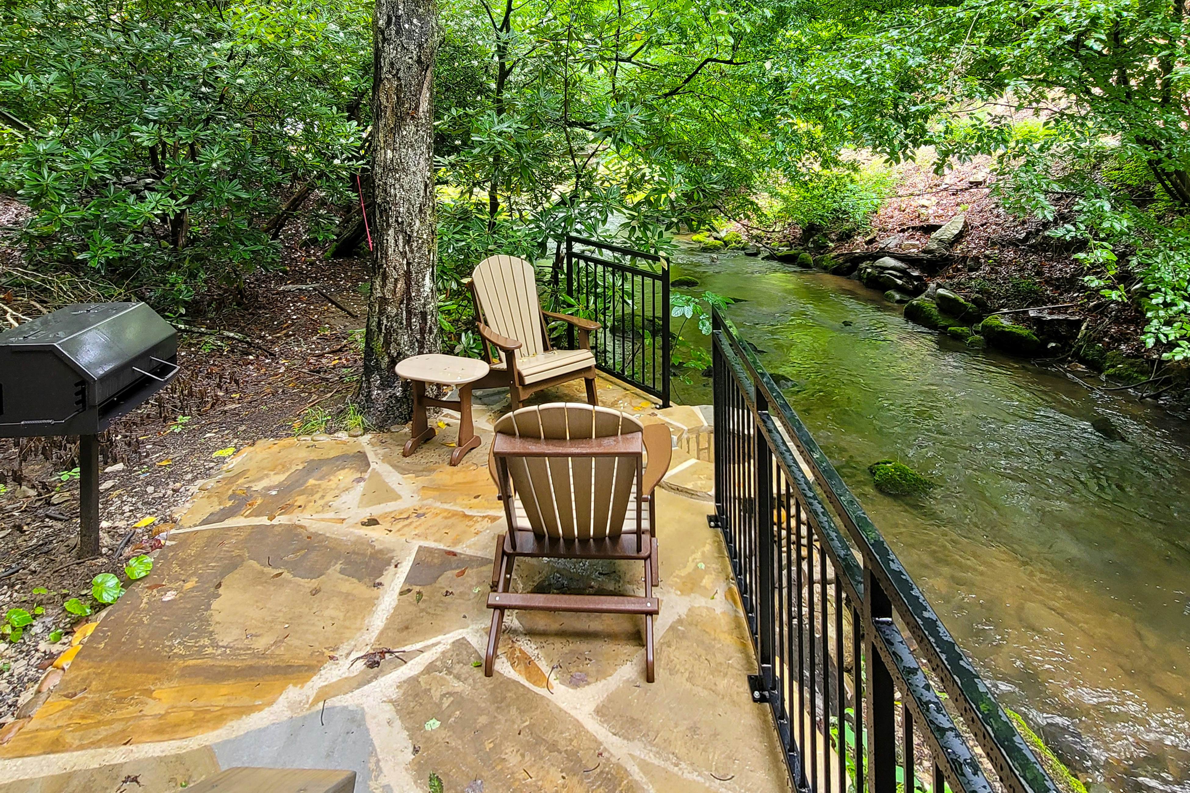 Creek Front Home, Sleeps 6・Fire pit・Forest Setting