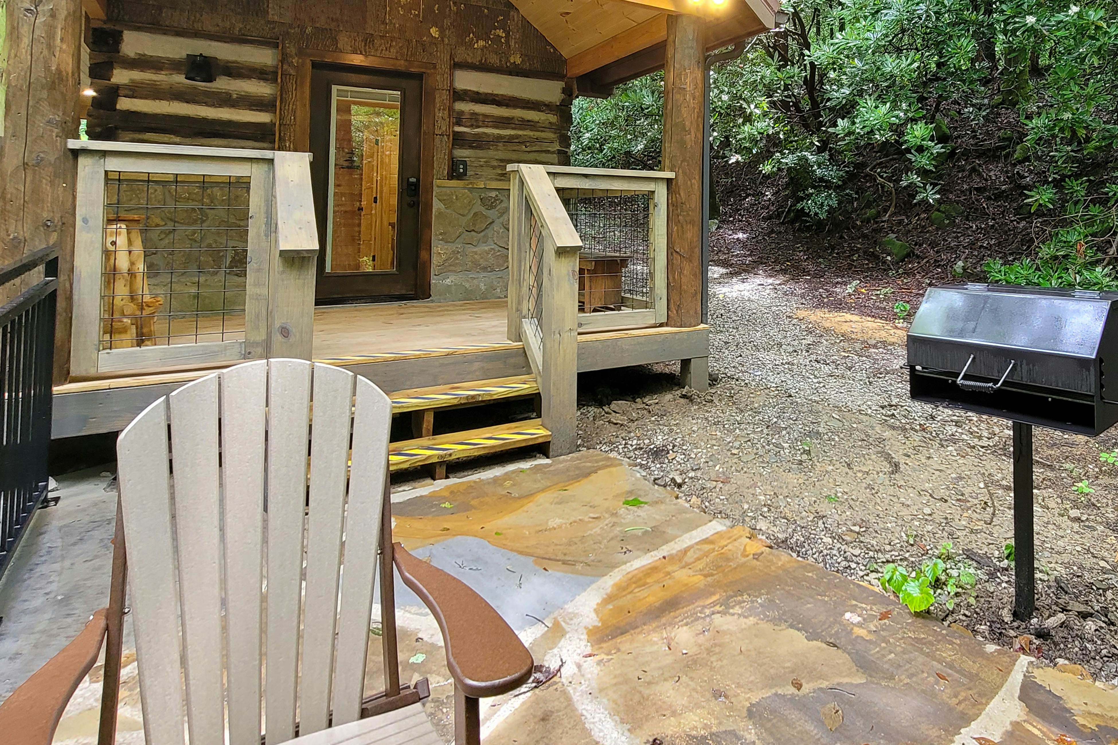 Creek Front Home, Sleeps 6・Fire pit・Forest Setting
