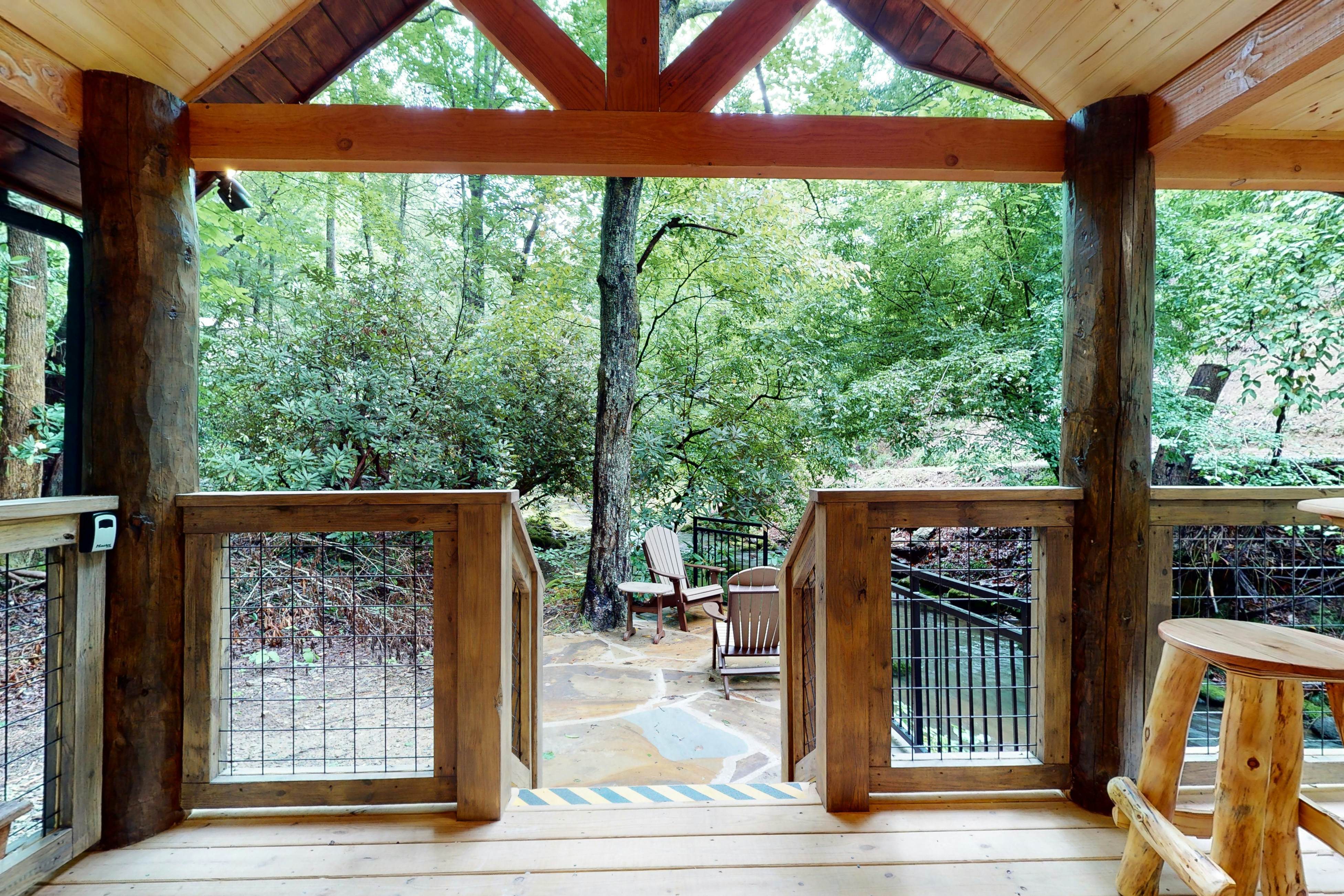 Creek Front Home, Sleeps 6・Fire pit・Forest Setting