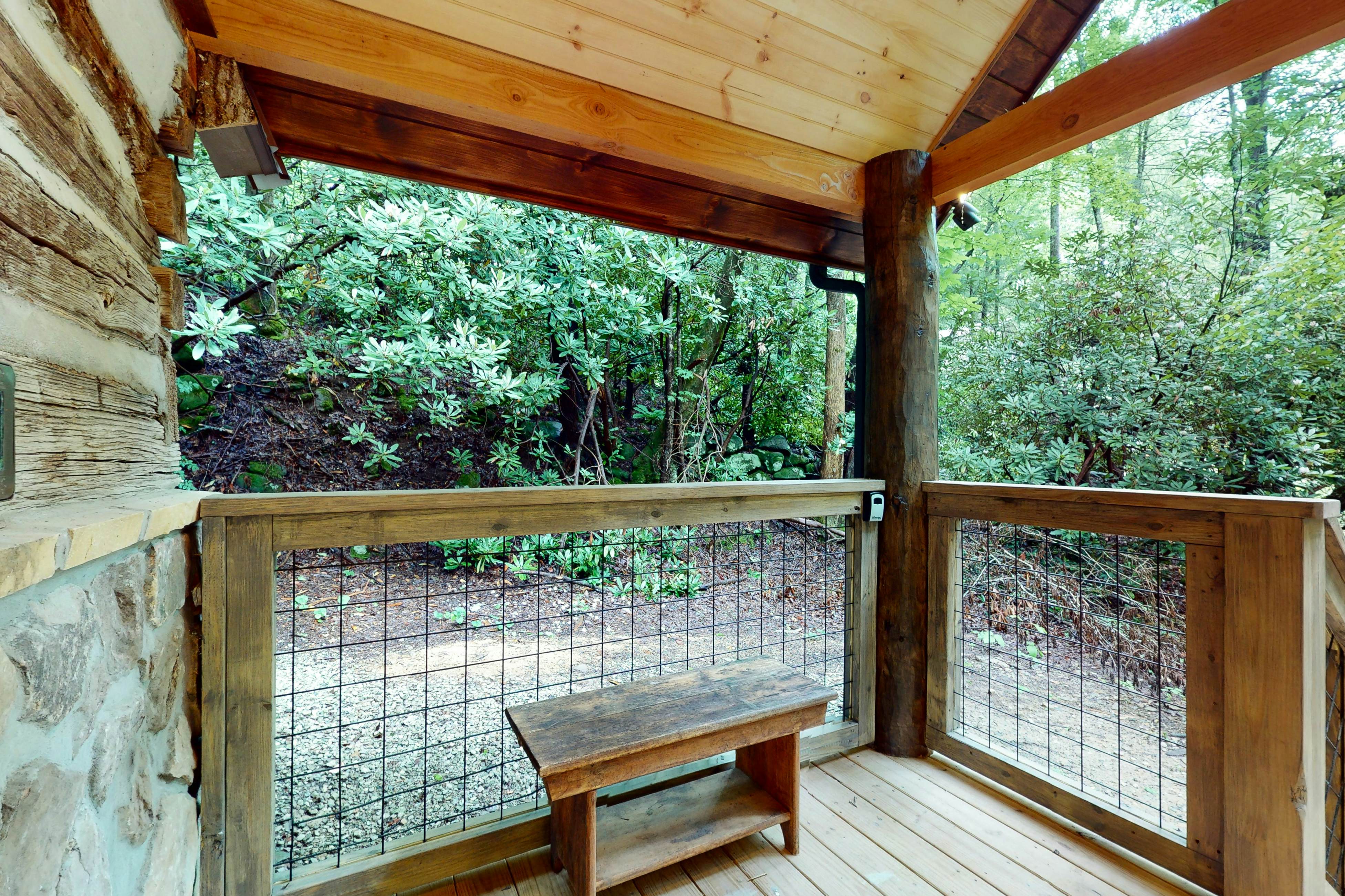 Creek Front Home, Sleeps 6・Fire pit・Forest Setting