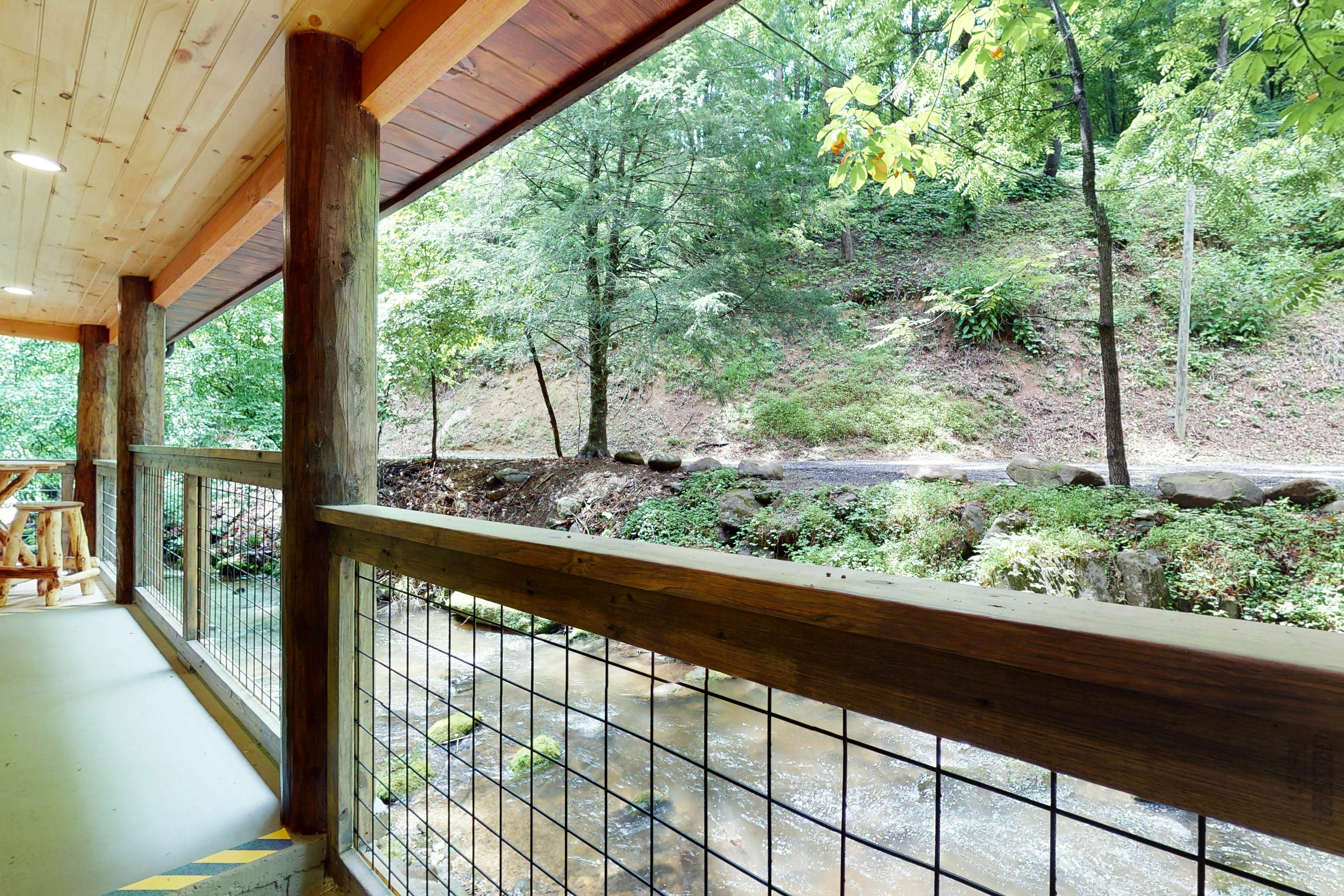 Creek Front Home, Sleeps 6・Fire pit・Forest Setting