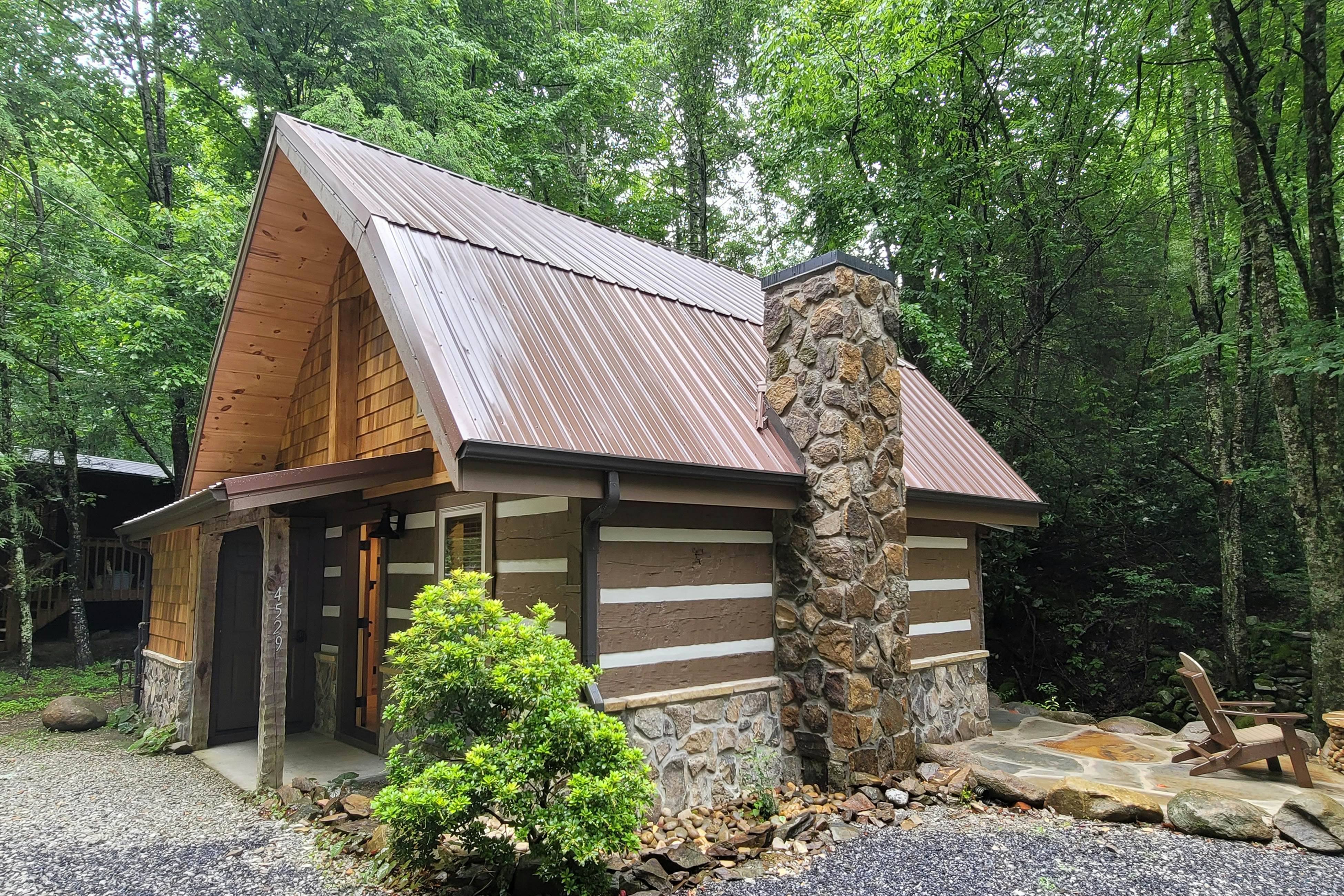 Creek Front Home, Sleeps 6・Fire pit・Forest Setting