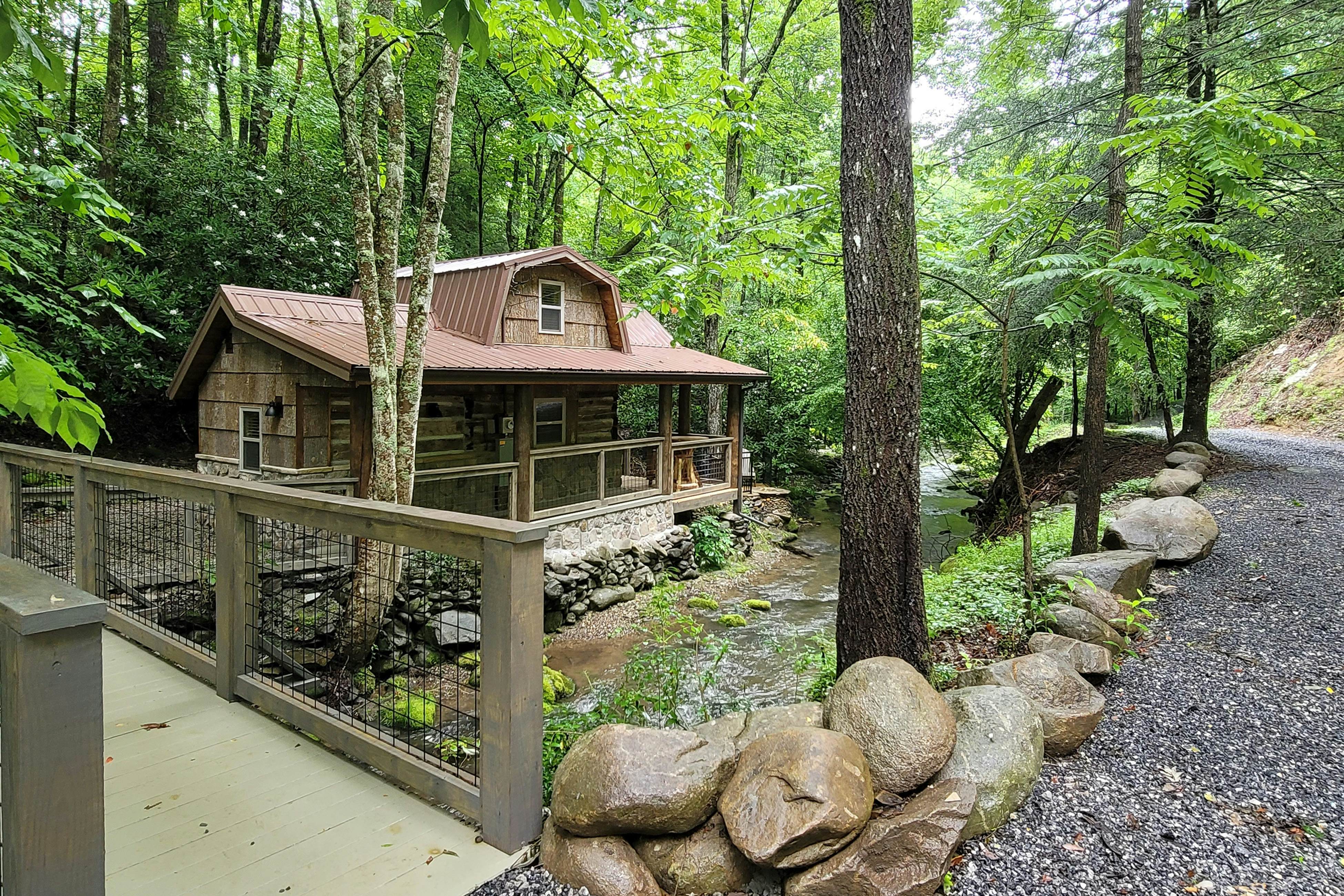 Creek Front Home, Sleeps 6・Fire pit・Forest Setting