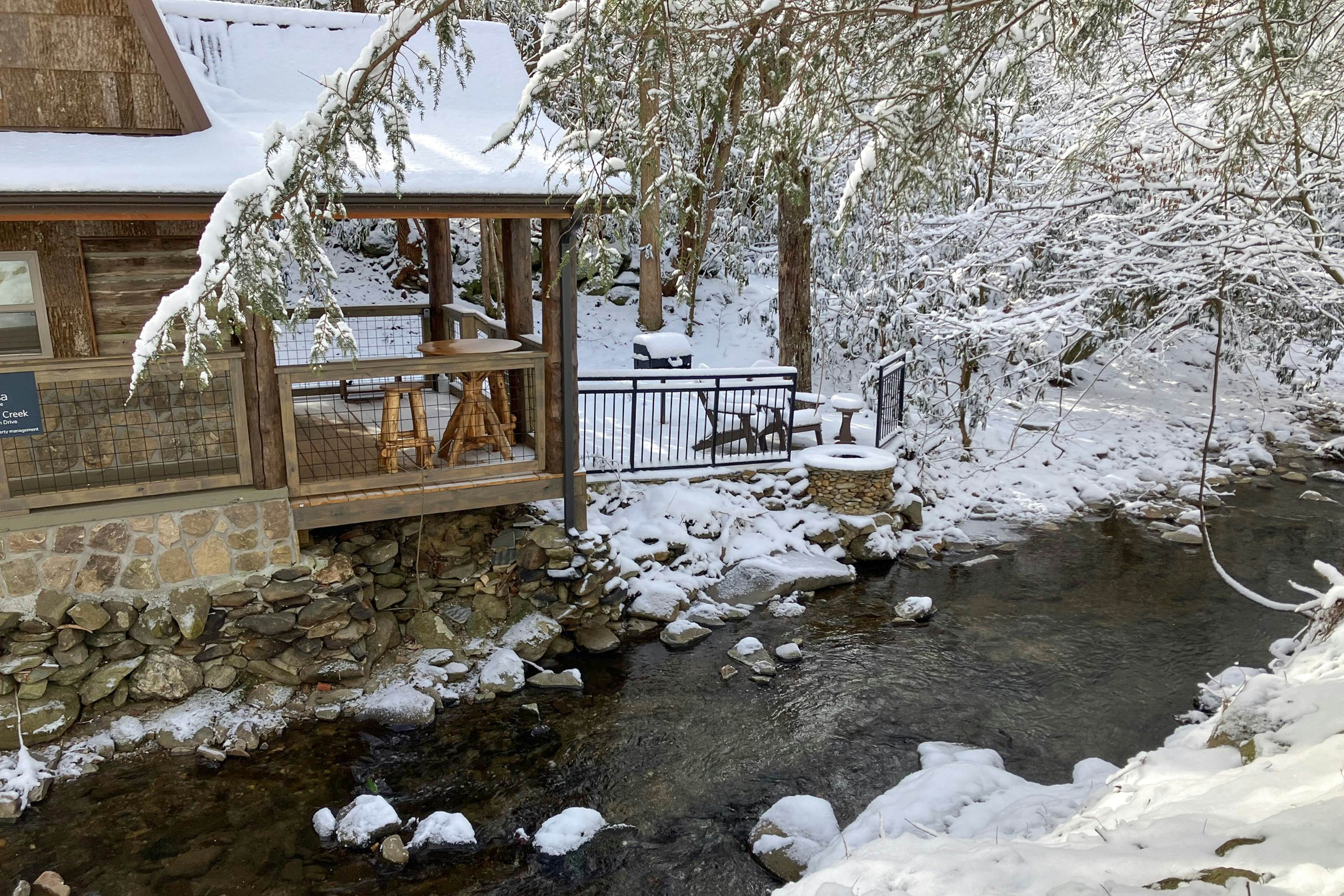 Creek Front Home, Sleeps 6・Fire pit・Forest Setting