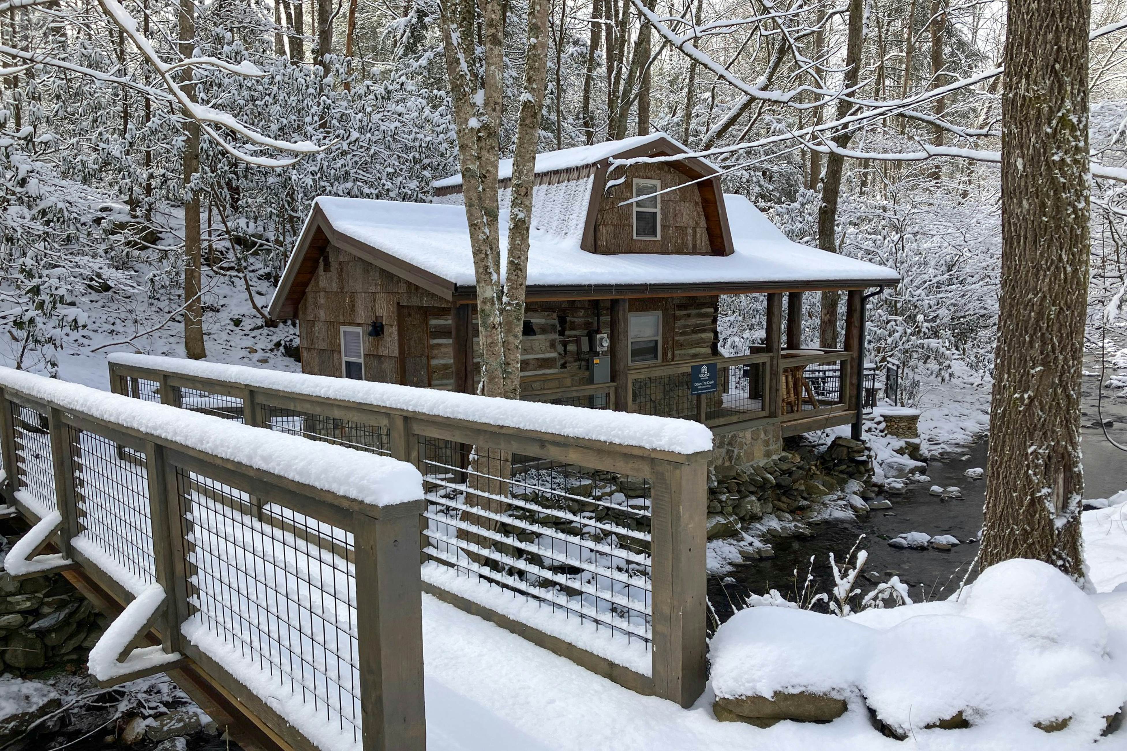 Creek Front Home, Sleeps 6・Fire pit・Forest Setting