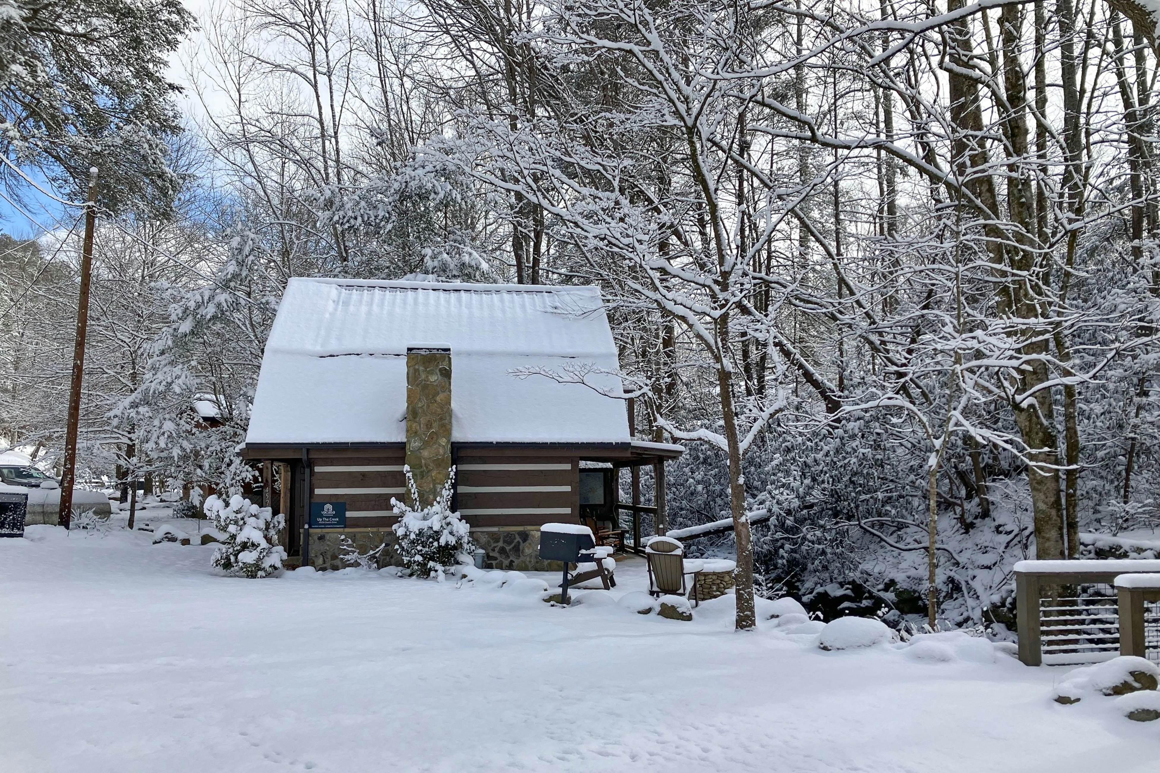 Creek Front Home, Sleeps 6・Fire pit・Forest Setting