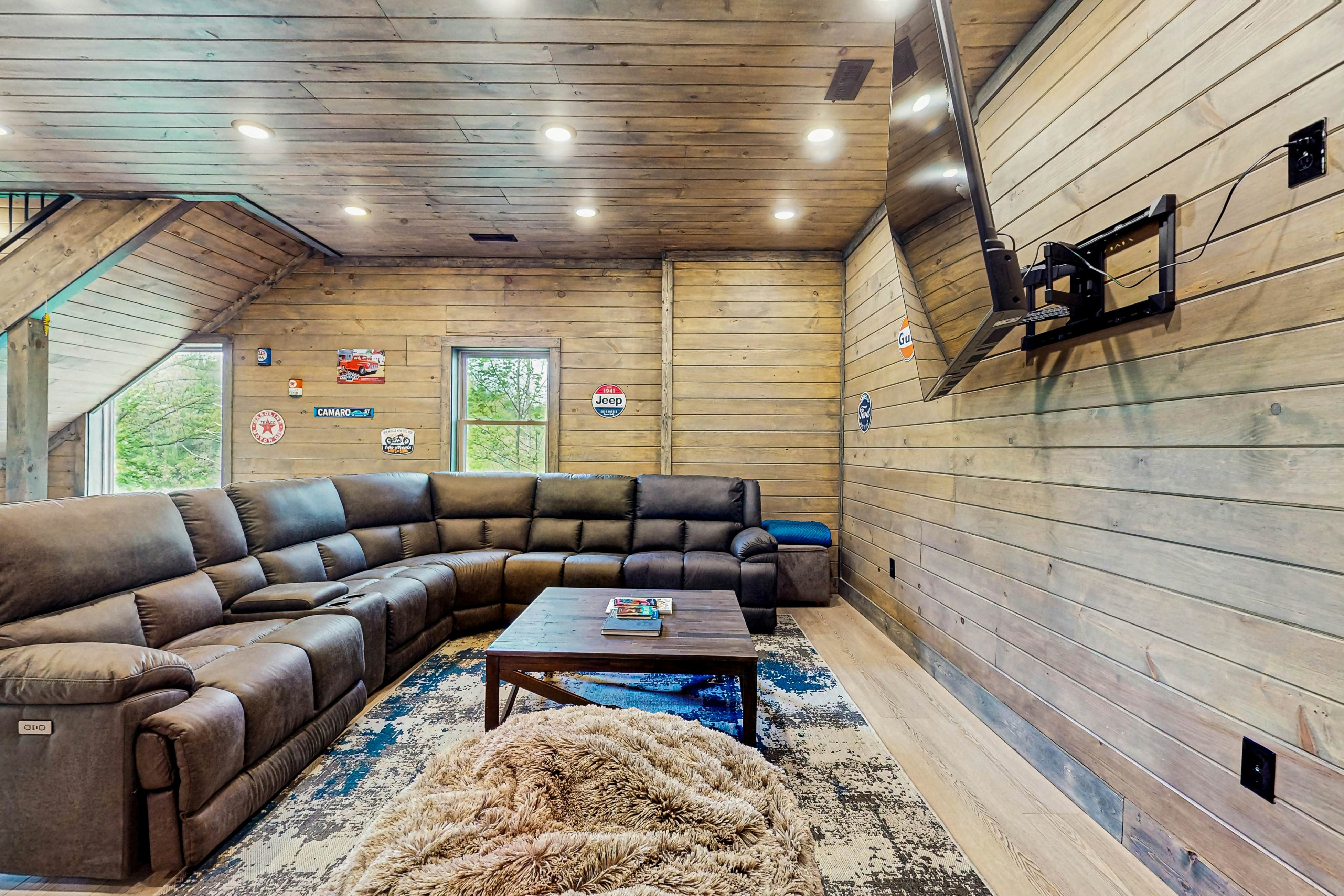 Enchanting Cabin, Sleeps 12・Hot Tub・Game Room