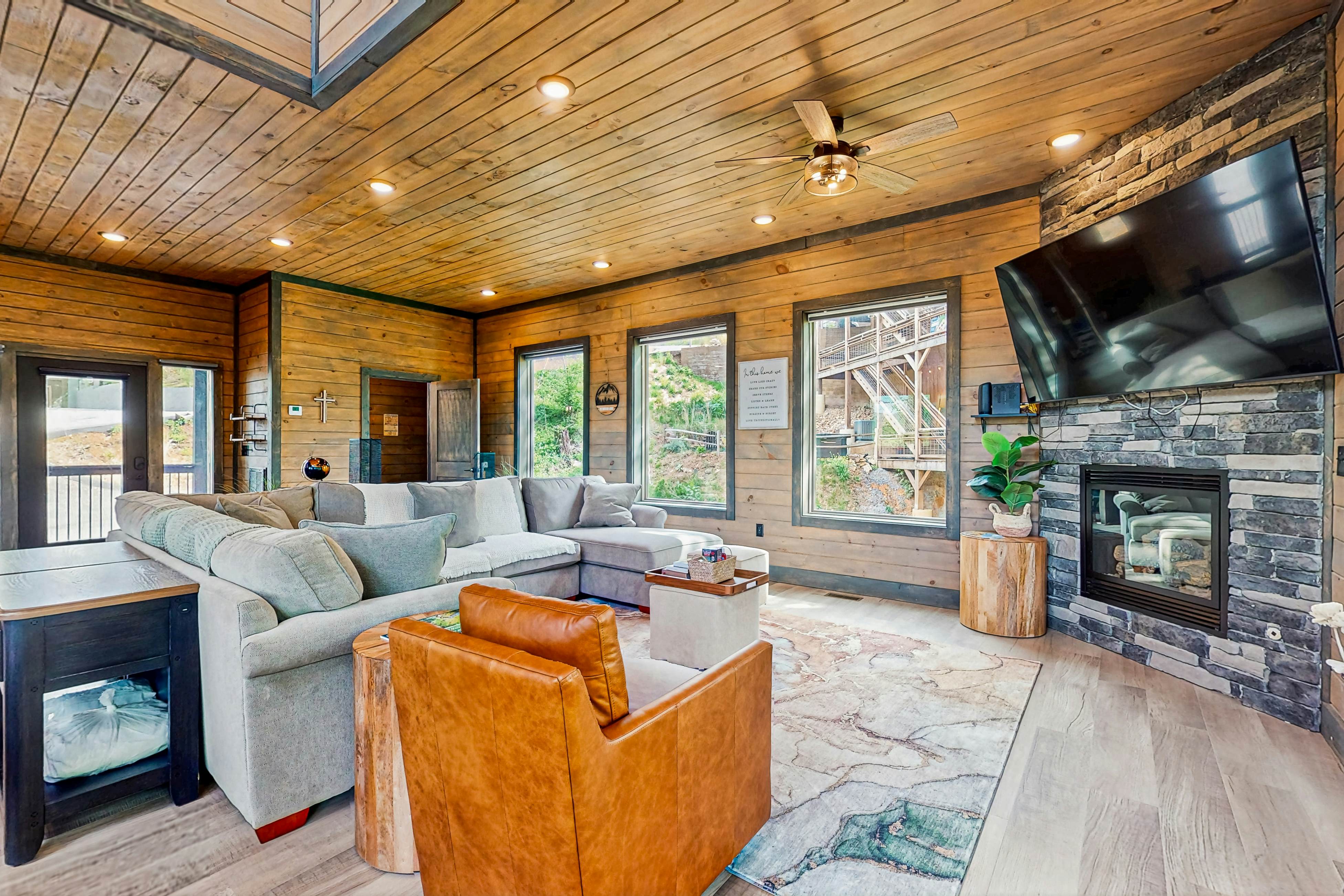 Enchanting Cabin, Sleeps 12・Hot Tub・Game Room