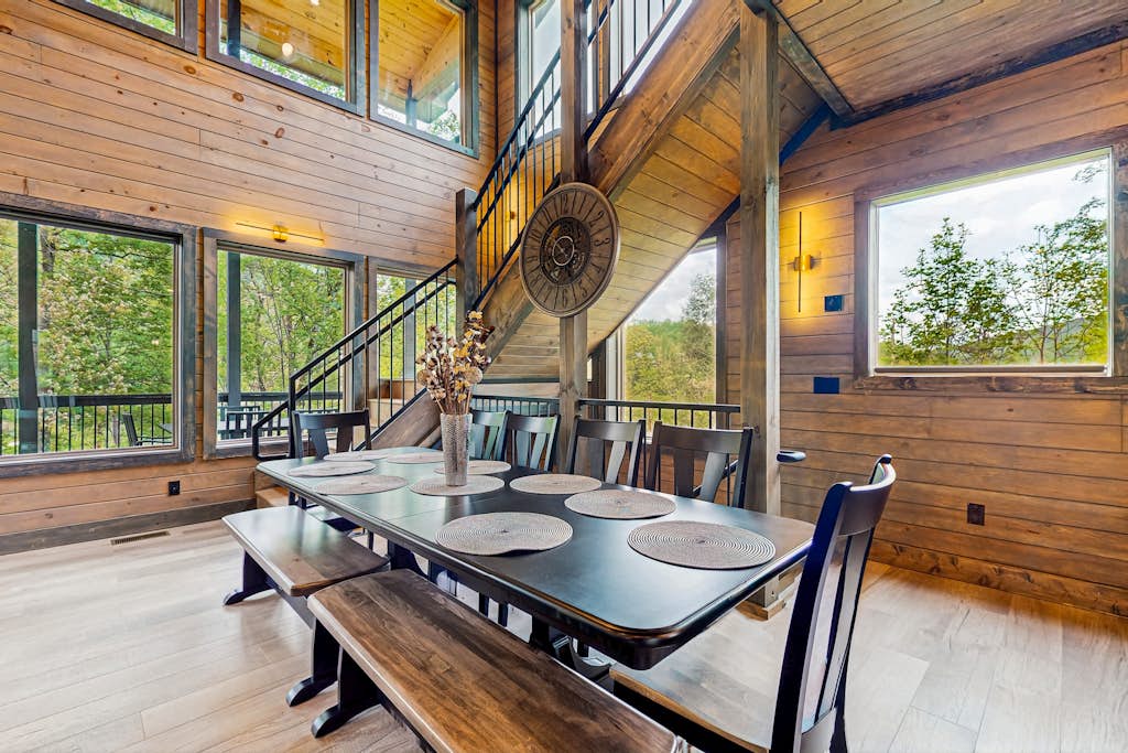 Enchanting Cabin, Sleeps 12, Hot Tub, Game Room