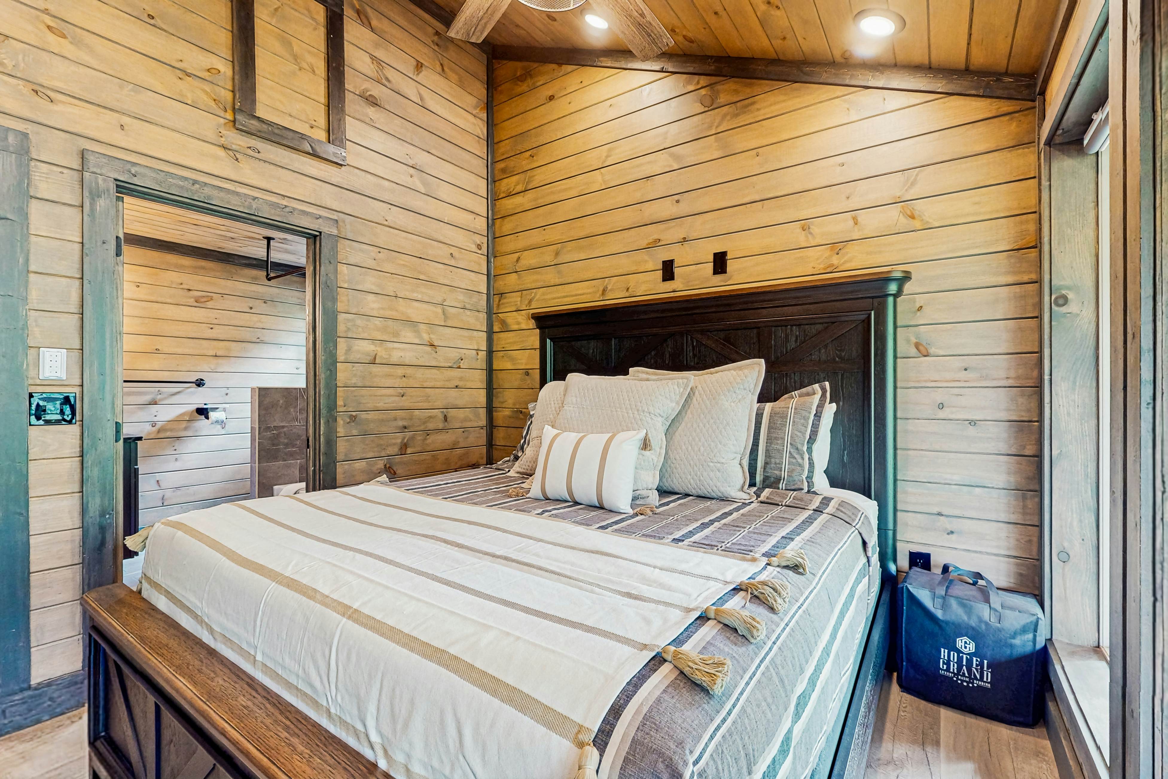 Enchanting Cabin, Sleeps 12・Hot Tub・Game Room