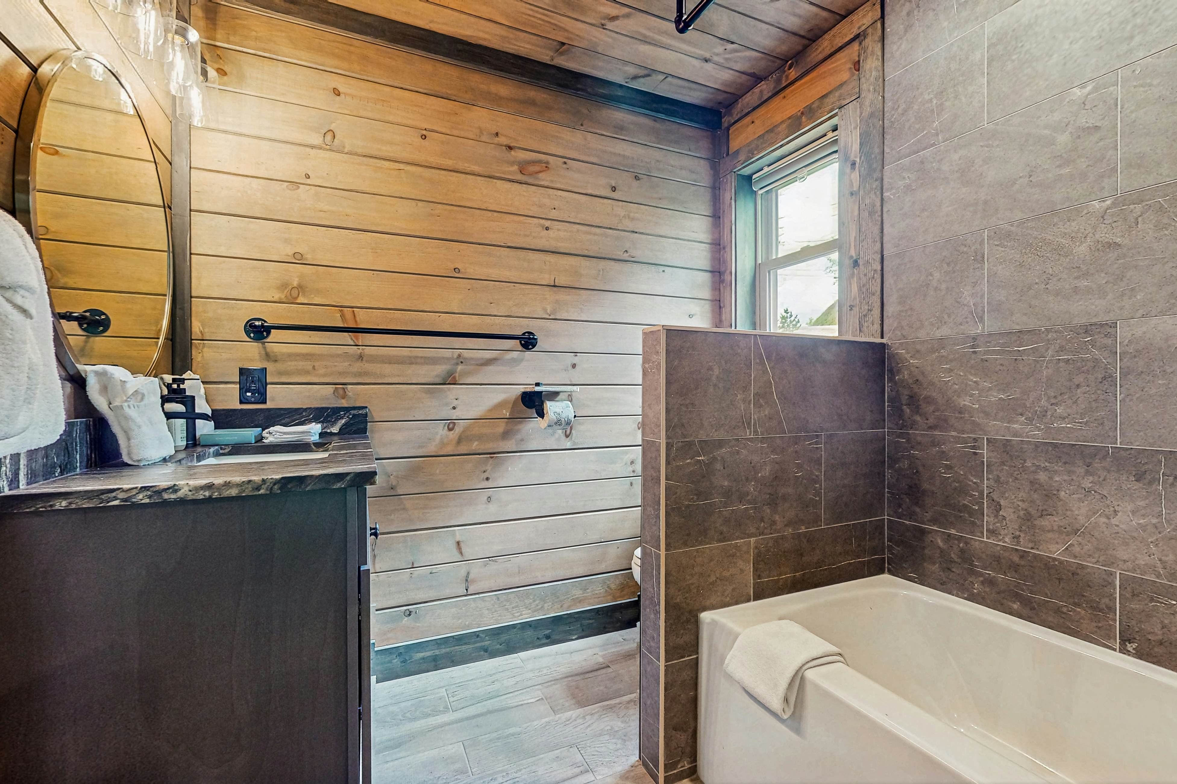 Enchanting Cabin, Sleeps 12・Hot Tub・Game Room