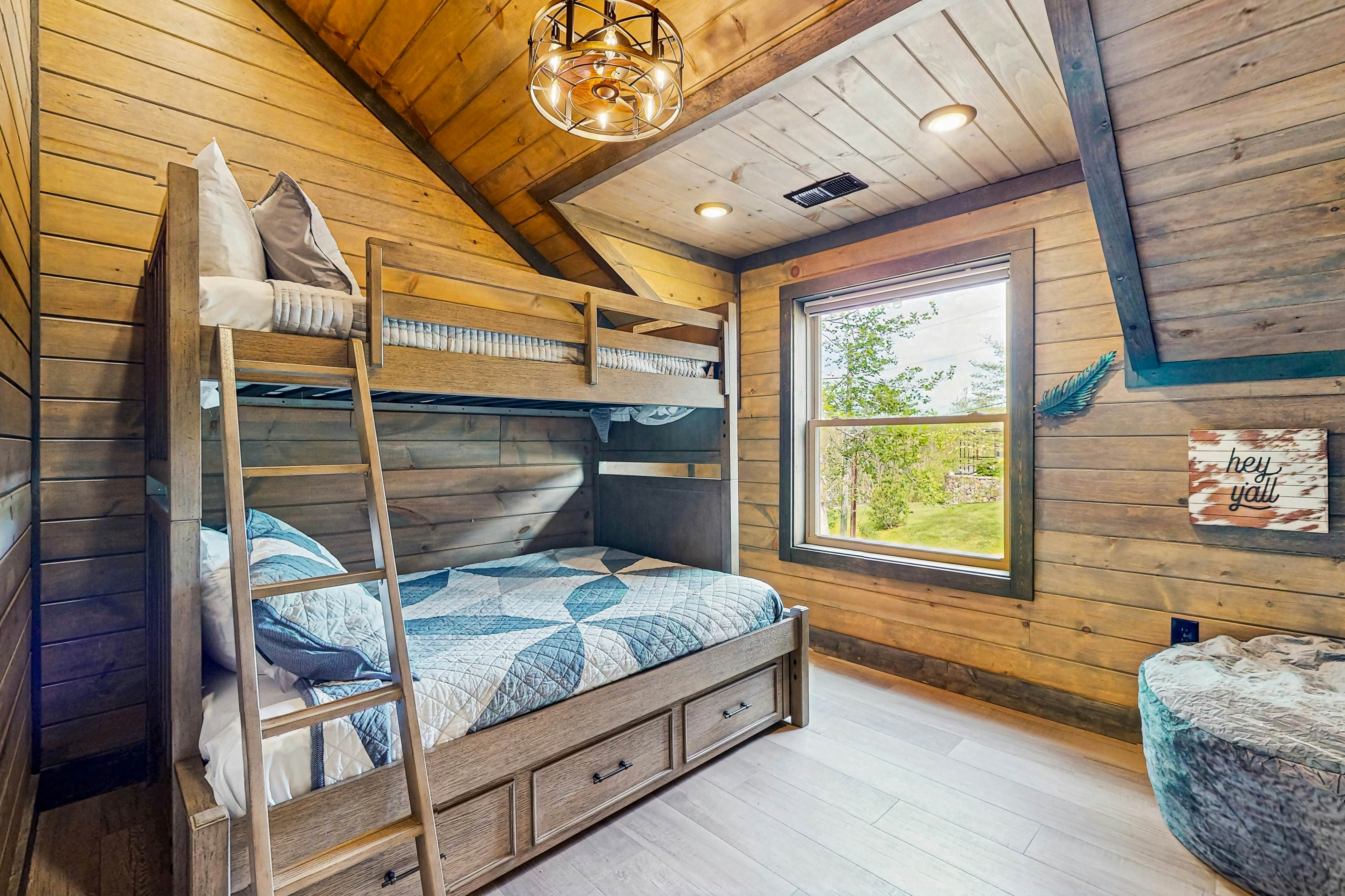 Enchanting Cabin, Sleeps 12・Hot Tub・Game Room