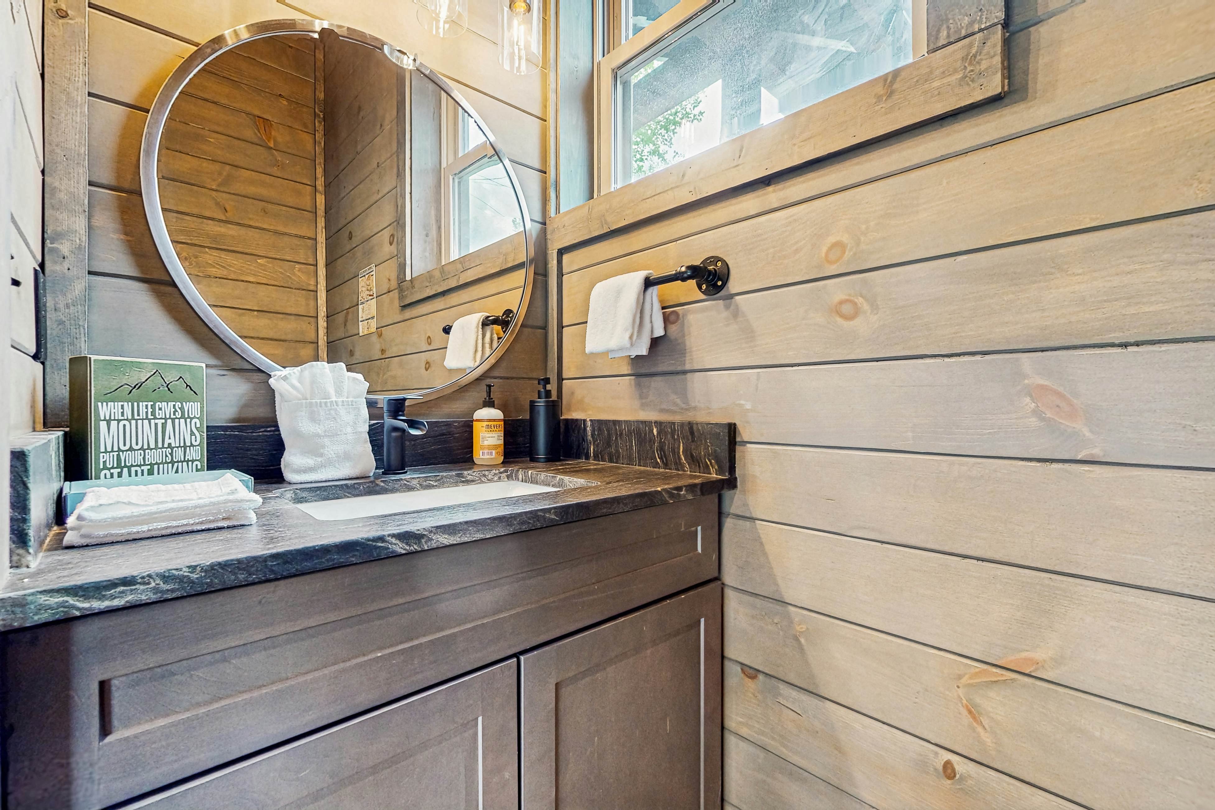 Enchanting Cabin, Sleeps 12・Hot Tub・Game Room