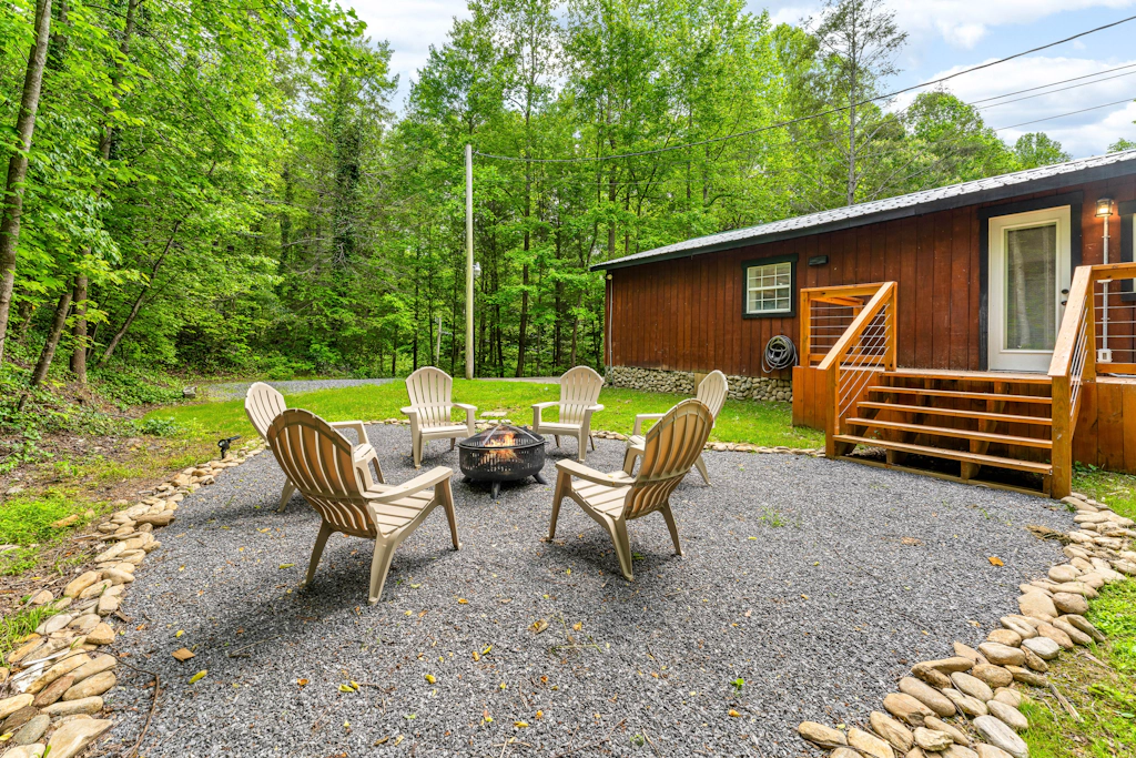 Charming Dog Friendly Cabin, Sleeps 10, Hot Tub