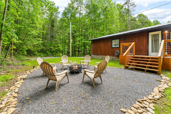 Dog-friendly Gatlinburg cabin sleeping up to 10 guests, featuring mountain views, a private hot tub, game room, central AC, full kitchen, outdoor patio, and multiple sleeping options. A comfortable Smoky Mountain vacation rental for families, groups, and travelers exploring Gatlinburg, hiking trails, wildlife, wineries, and nearby attractions.