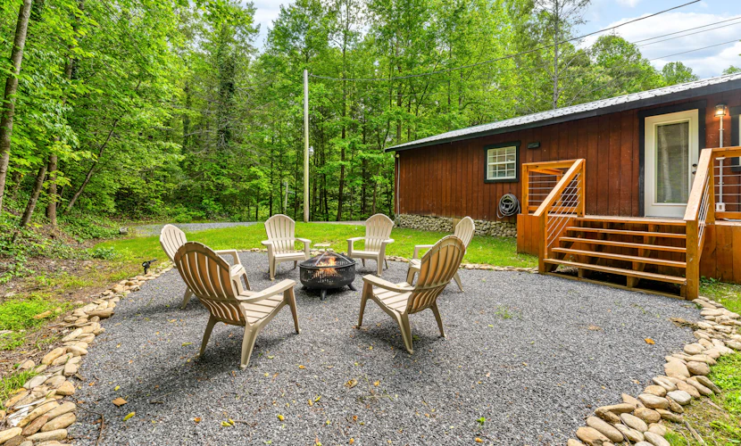 Charming Dog Friendly Cabin, Sleeps 10, Hot Tub