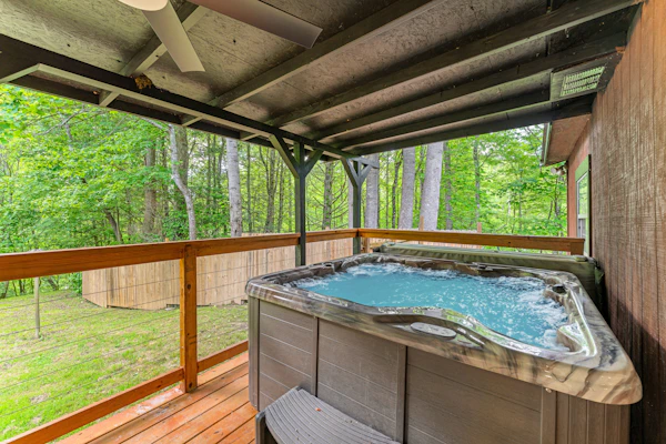 Charming Dog Friendly Cabin, Sleeps 10, Hot Tub