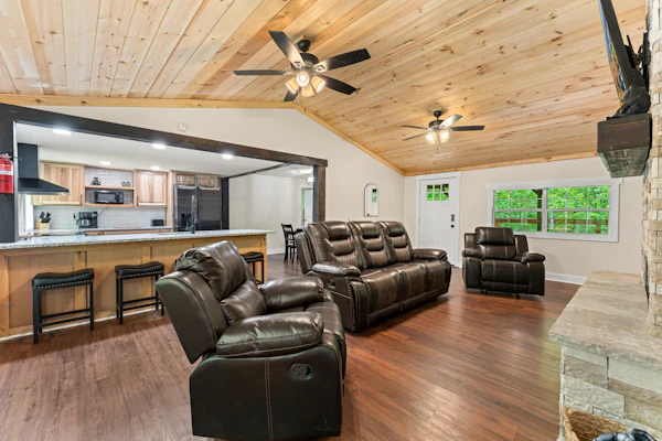 Charming Dog Friendly Cabin, Sleeps 10, Hot Tub