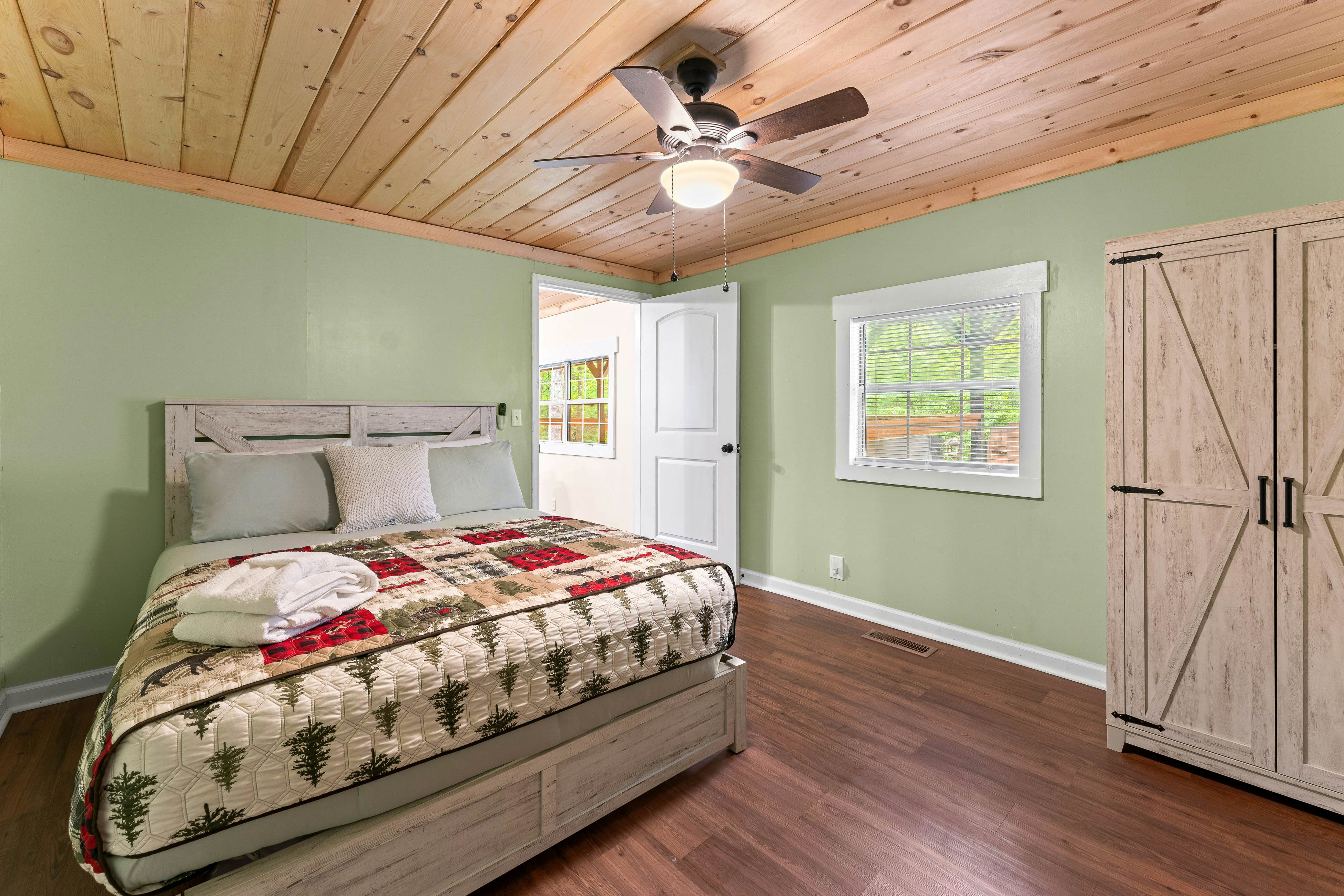 Charming Dog Friendly Cabin, Sleeps 10・Hot Tub