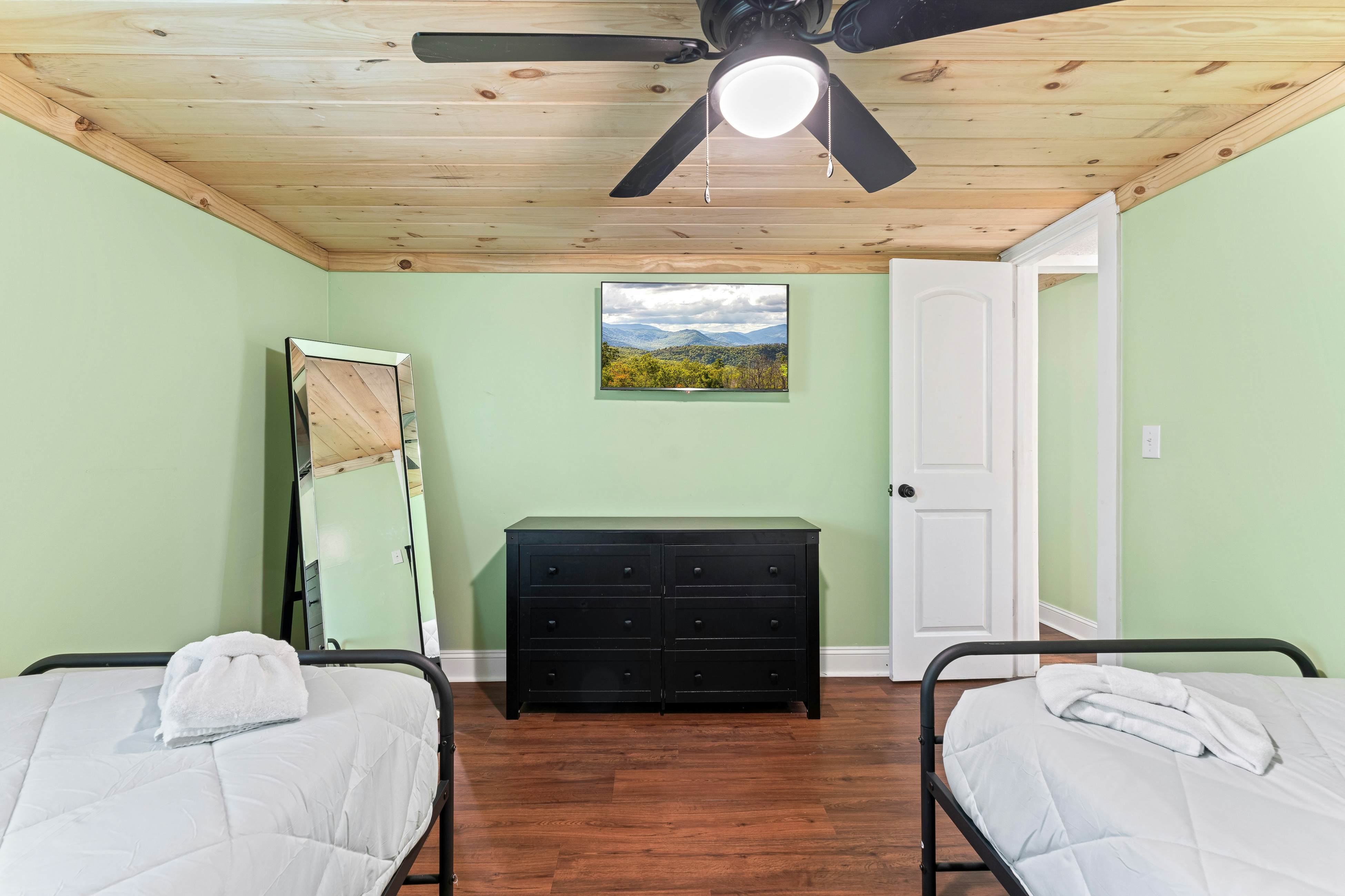 Charming Dog Friendly Cabin, Sleeps 10・Hot Tub