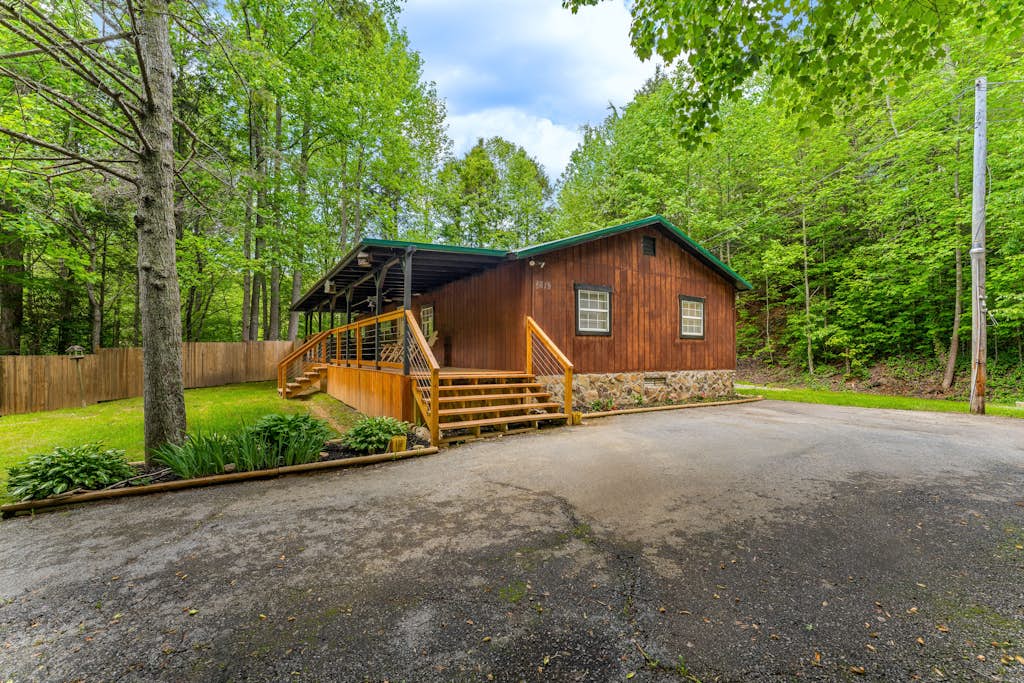 Dog-friendly Gatlinburg cabin sleeping up to 10 guests, featuring mountain views, a private hot tub, game room, central AC, full kitchen, outdoor patio, and multiple sleeping options. A comfortable Smoky Mountain vacation rental for families, groups, and travelers exploring Gatlinburg, hiking trails, wildlife, wineries, and nearby attractions.
