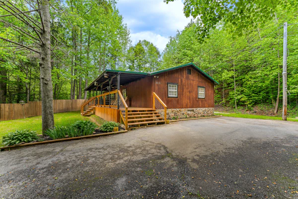 Dog-friendly Gatlinburg cabin sleeping up to 10 guests, featuring mountain views, a private hot tub, game room, central AC, full kitchen, outdoor patio, and multiple sleeping options. A comfortable Smoky Mountain vacation rental for families, groups, and travelers exploring Gatlinburg, hiking trails, wildlife, wineries, and nearby attractions.