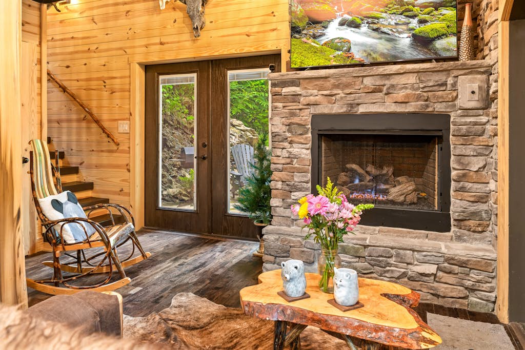 🏞️ 𝗦𝗮𝗴𝗲 𝗪𝗶𝗹𝗹𝗼𝘄
Escape to this Fairytale Mountain Cottage in Gatlinburg, TN. Just minutes from downtown. This riverfront cabin sleeps 6 and features a private hot tub, gas fireplace, spacious deck, and modern kitchen. Perfect for families, couples, and Smoky Mountain getaways near hiking trails, attractions, restaurants, and national park adventures.
