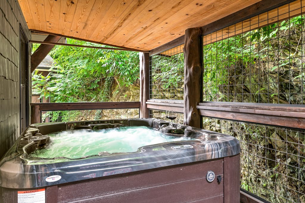 🏞️ 𝗦𝗮𝗴𝗲 𝗪𝗶𝗹𝗹𝗼𝘄
Escape to this Fairytale Mountain Cottage in Gatlinburg, TN. Just minutes from downtown. This riverfront cabin sleeps 6 and features a private hot tub, gas fireplace, spacious deck, and modern kitchen. Perfect for families, couples, and Smoky Mountain getaways near hiking trails, attractions, restaurants, and national park adventures.