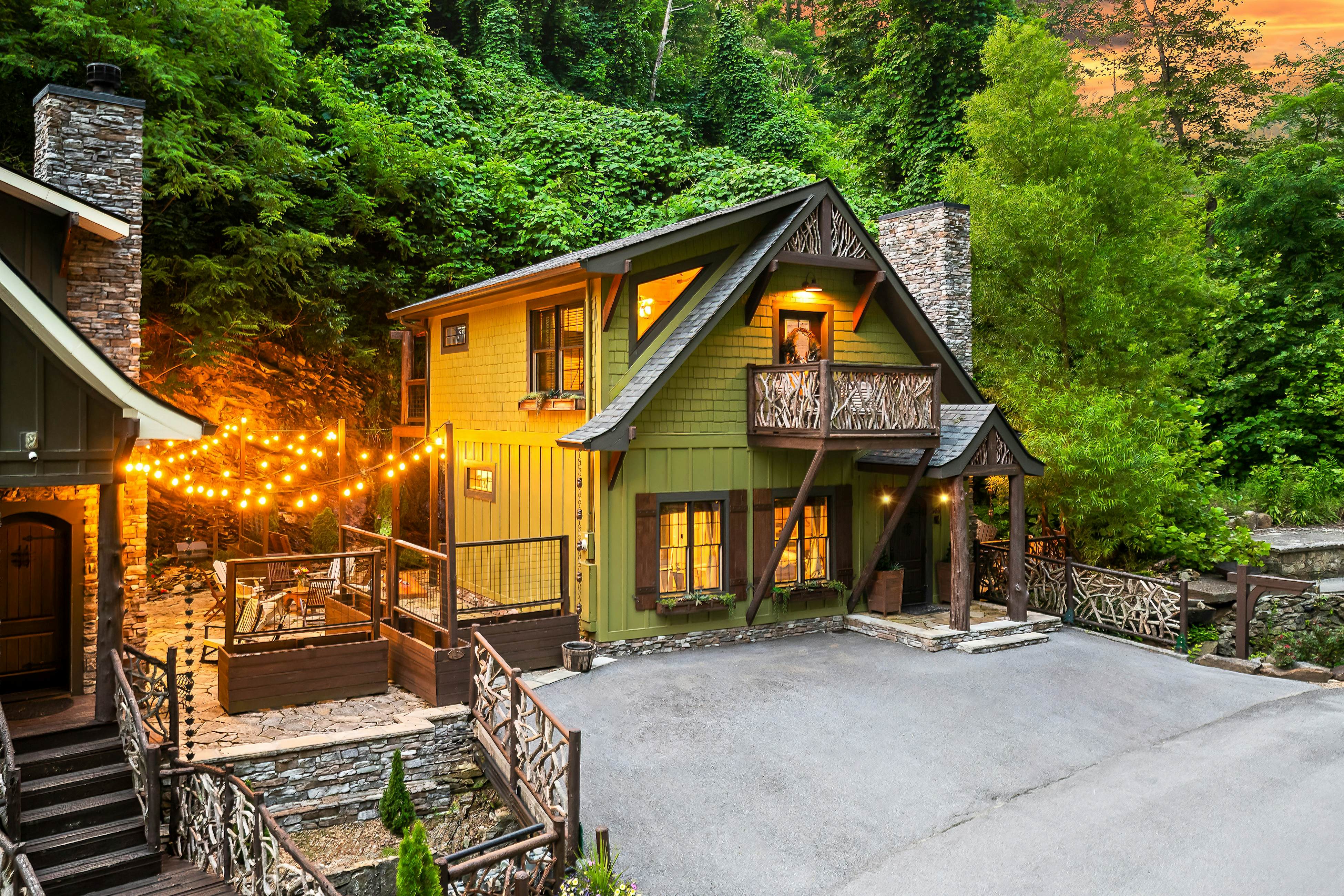 Fairytale Mtn Cottage, Sleeps 6・Hot Tub・Fireplace
