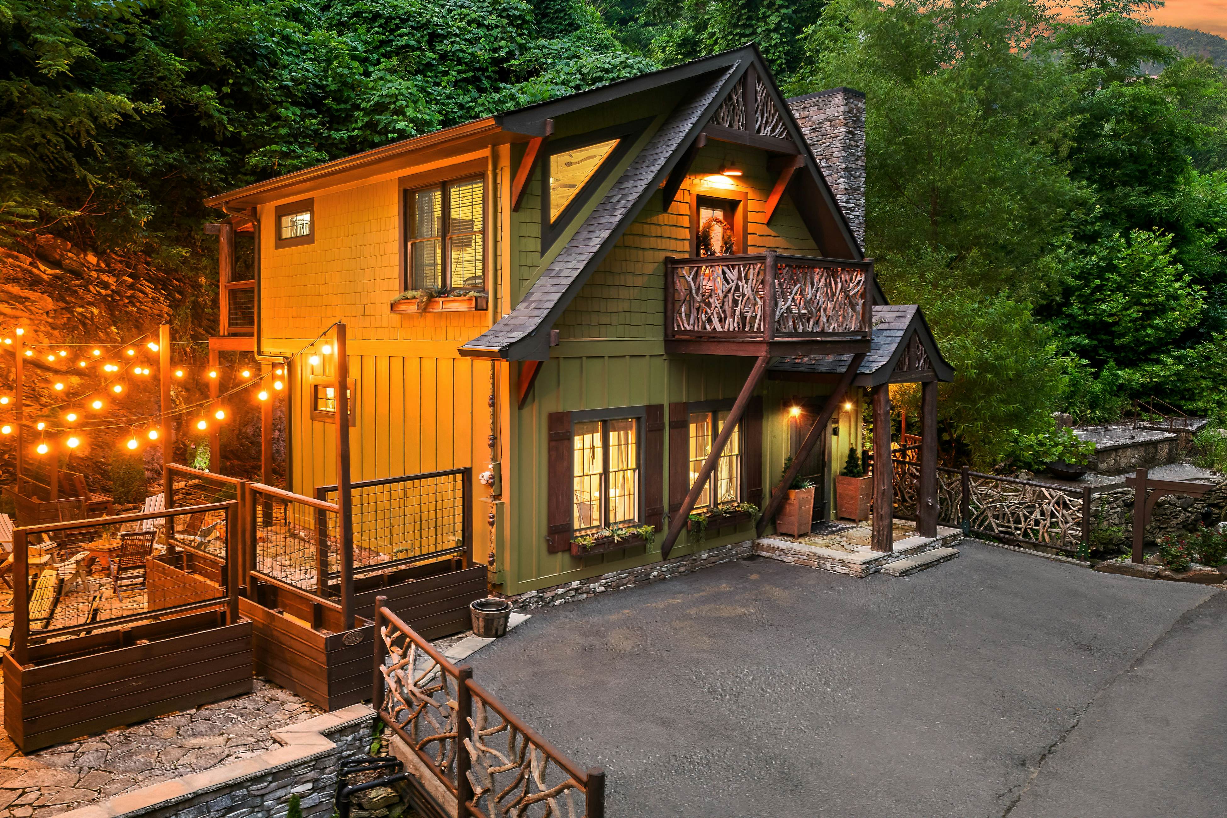 Fairytale Mtn Cottage, Sleeps 6・Hot Tub・Fireplace