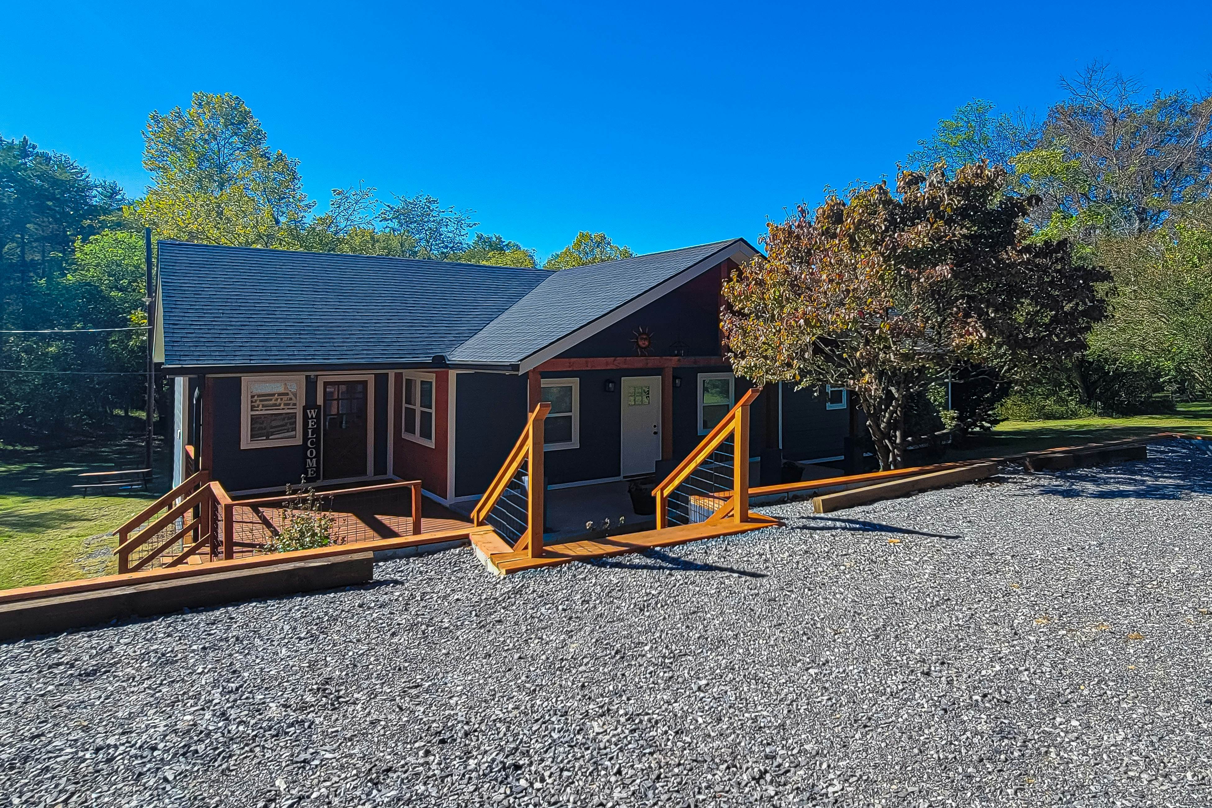 Cozy Home, Sleeps 6・Hot Tub・Fire Pit・Free Ticket