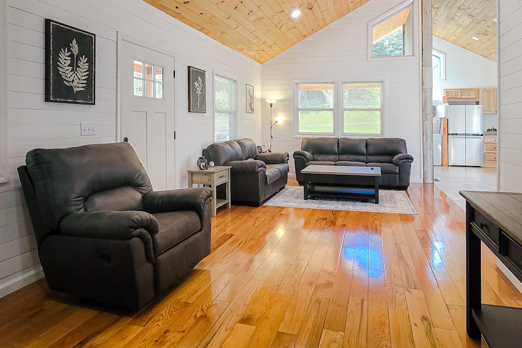 Cozy Home, Sleeps 6, Hot Tub, Fire Pit