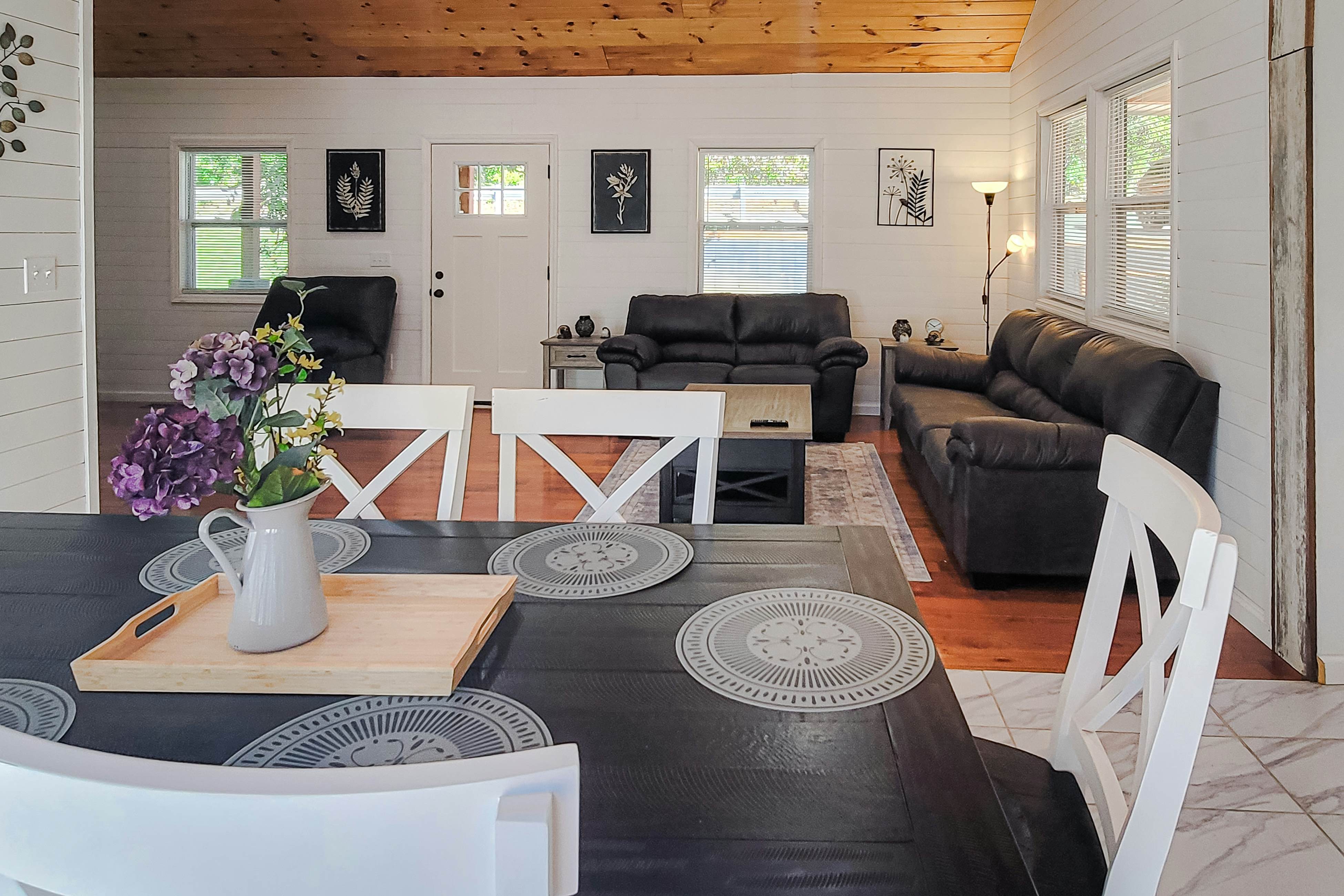 Cozy Home, Sleeps 6・Hot Tub・Fire Pit・Free Ticket