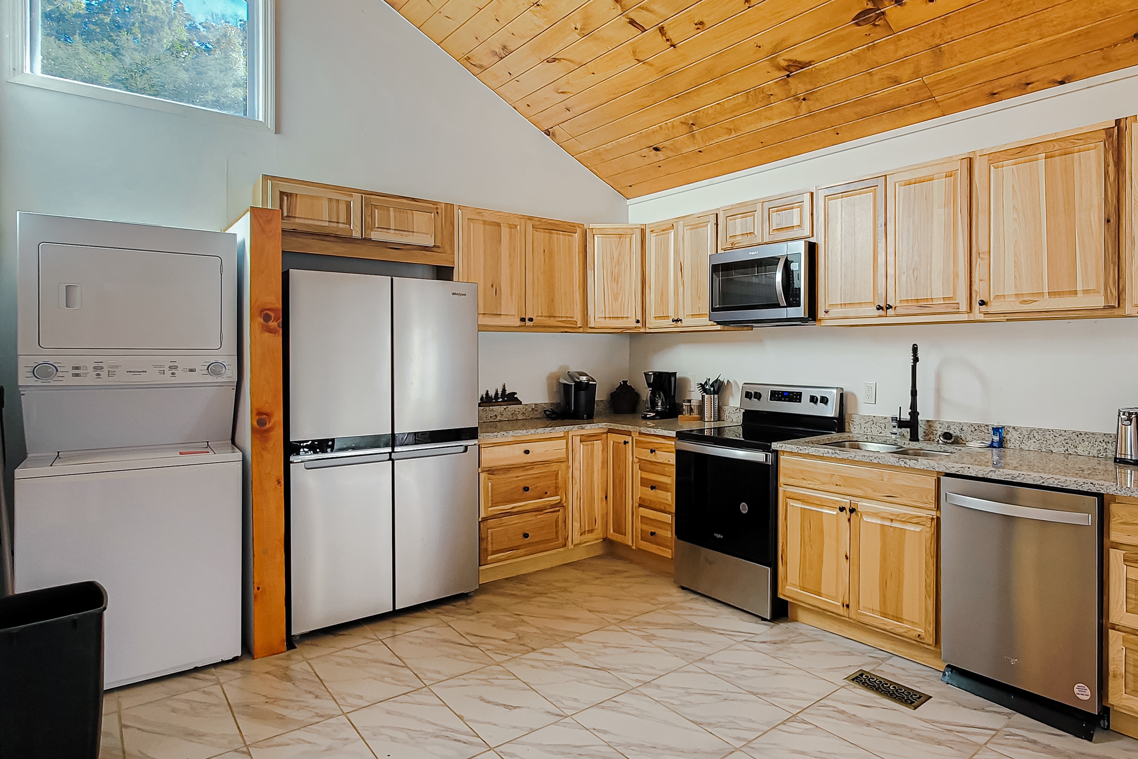 Cozy Home, Sleeps 6・Hot Tub・Fire Pit・Free Ticket