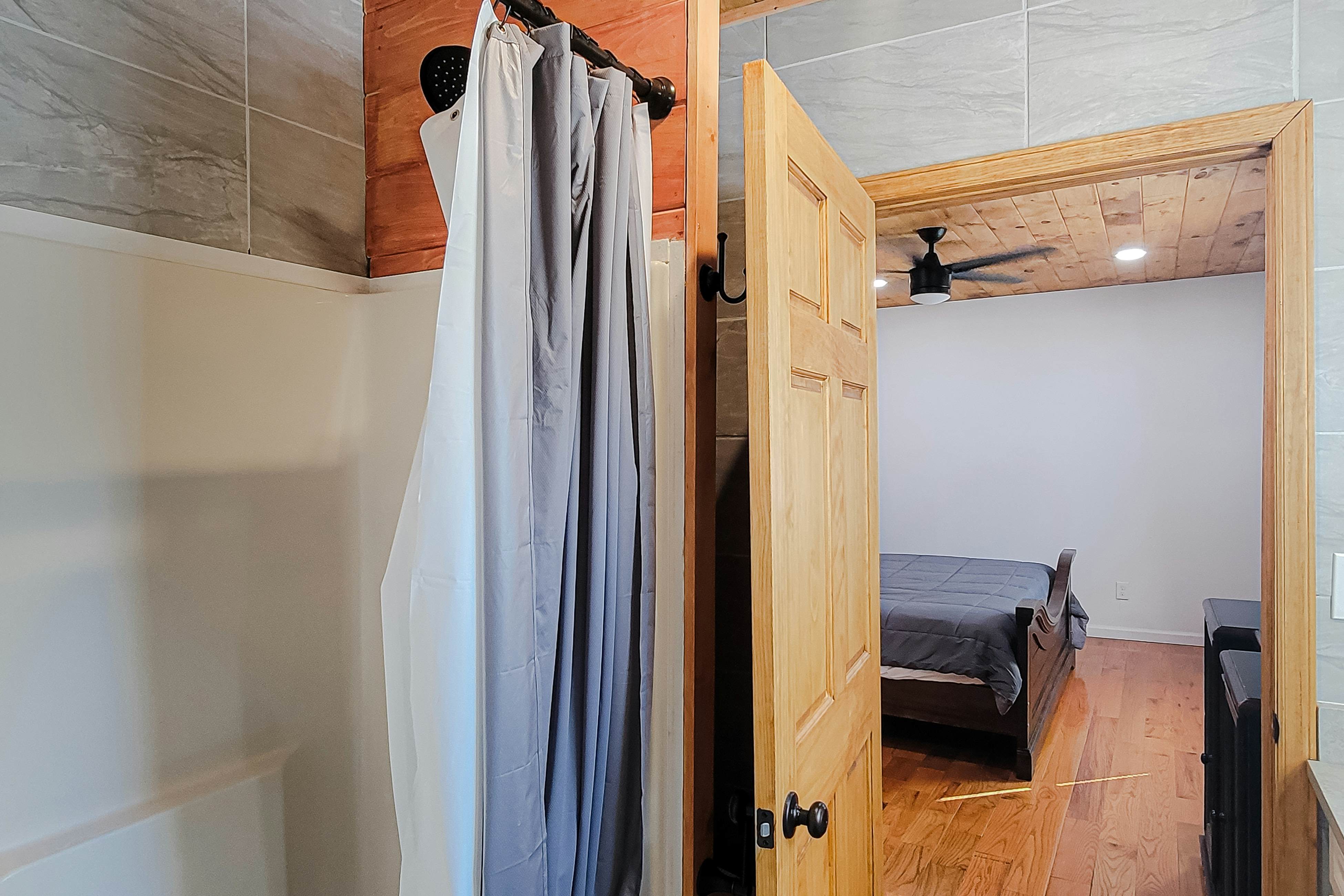 Cozy Home, Sleeps 6・Hot Tub・Fire Pit・Free Ticket