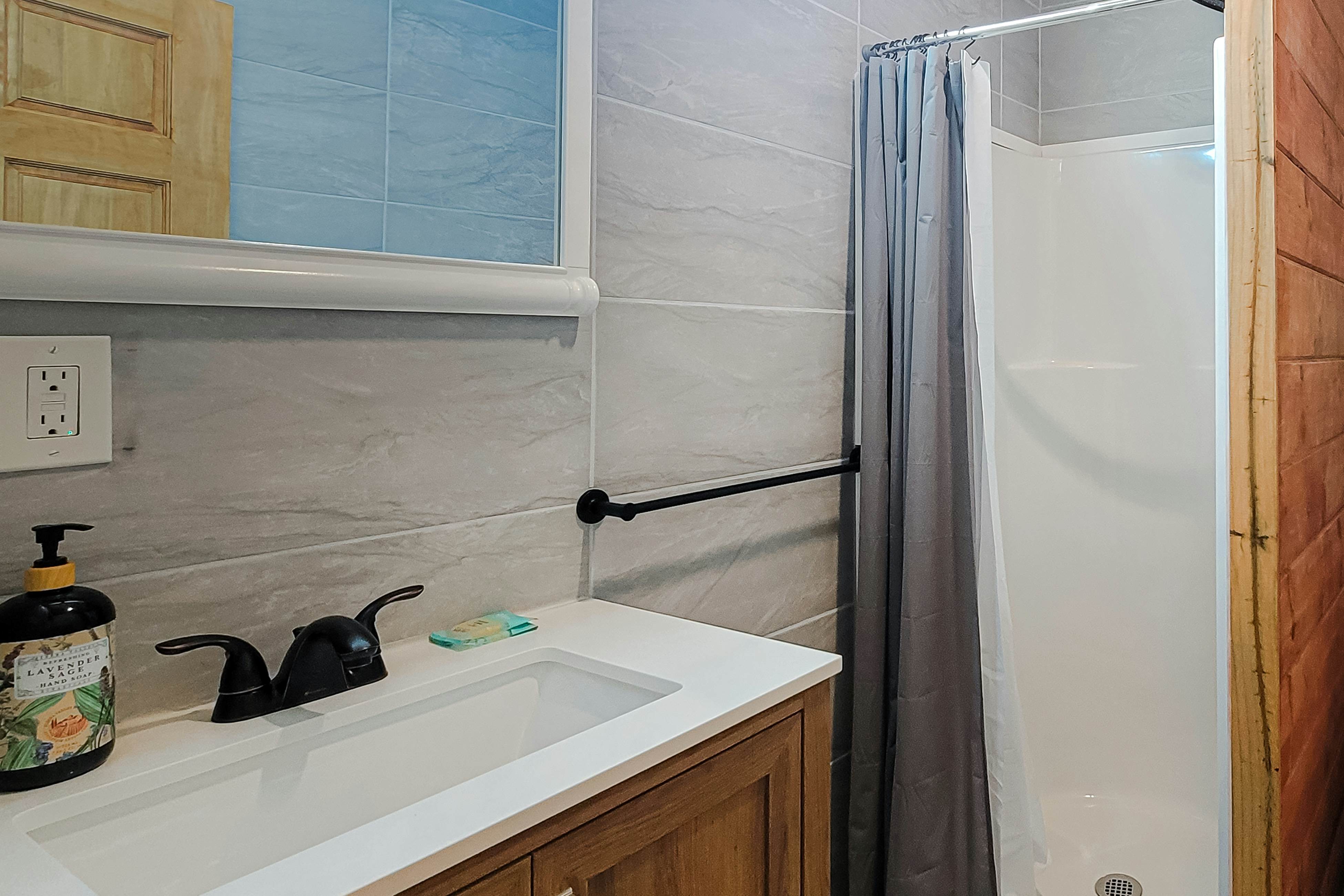 Cozy Home, Sleeps 6・Hot Tub・Fire Pit・Free Ticket