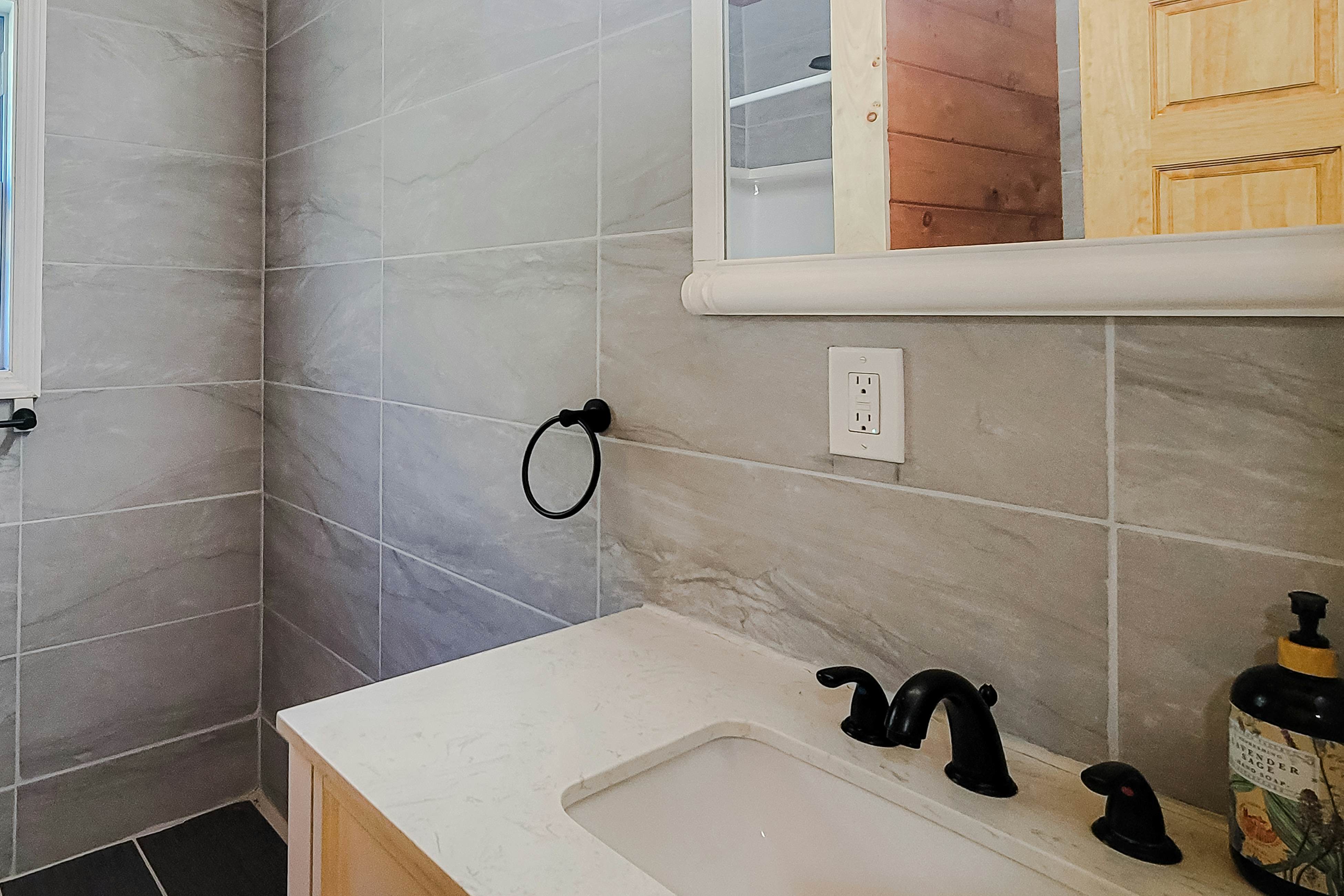 Cozy Home, Sleeps 6・Hot Tub・Fire Pit・Free Ticket