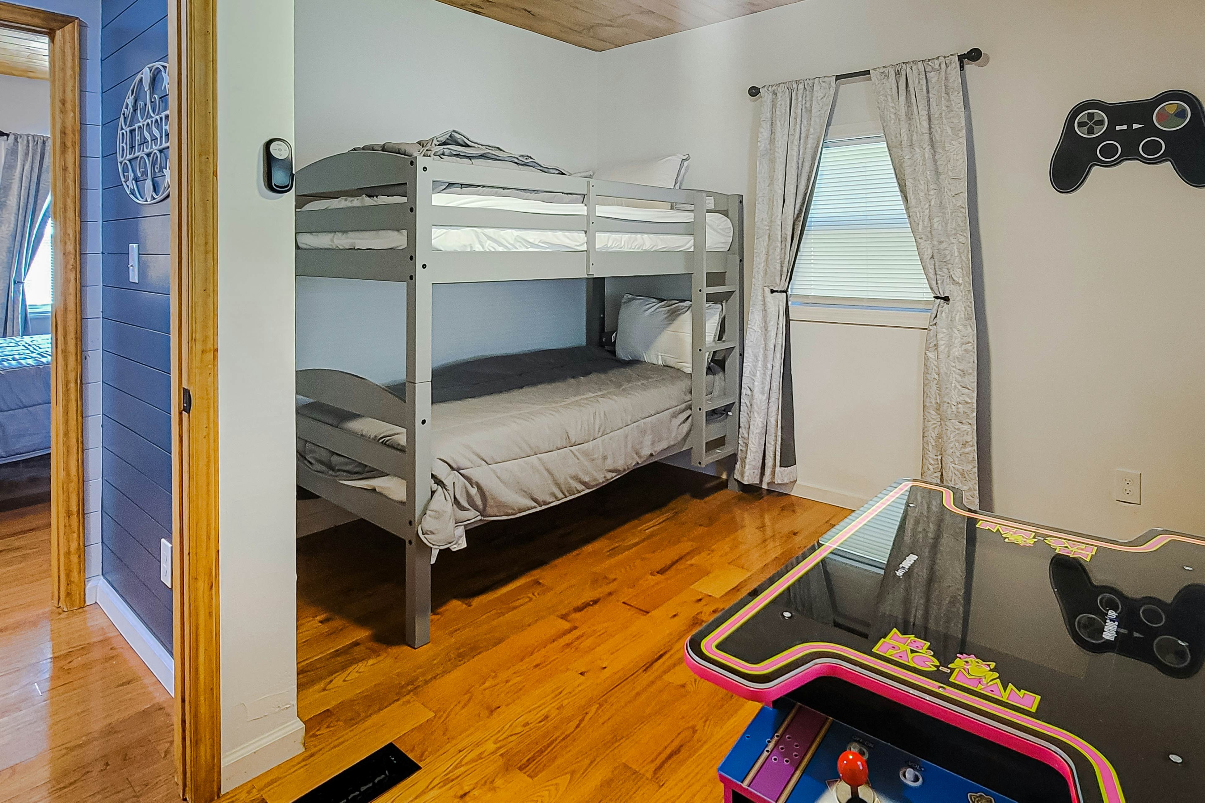 Cozy Home, Sleeps 6・Hot Tub・Fire Pit・Free Ticket