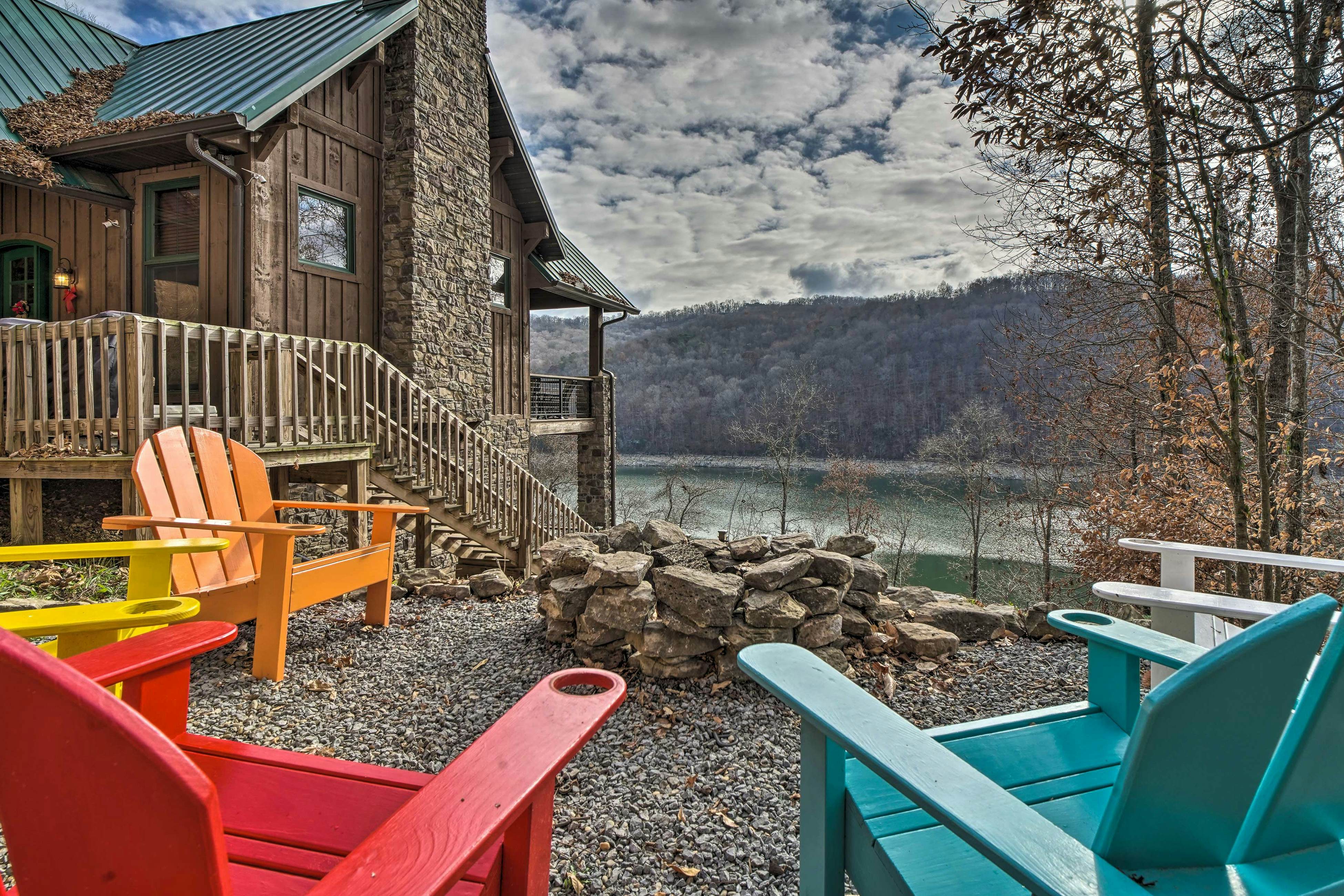Lakefront cabin with fire pit, lift down to the dock, hot tub, bean bag toss