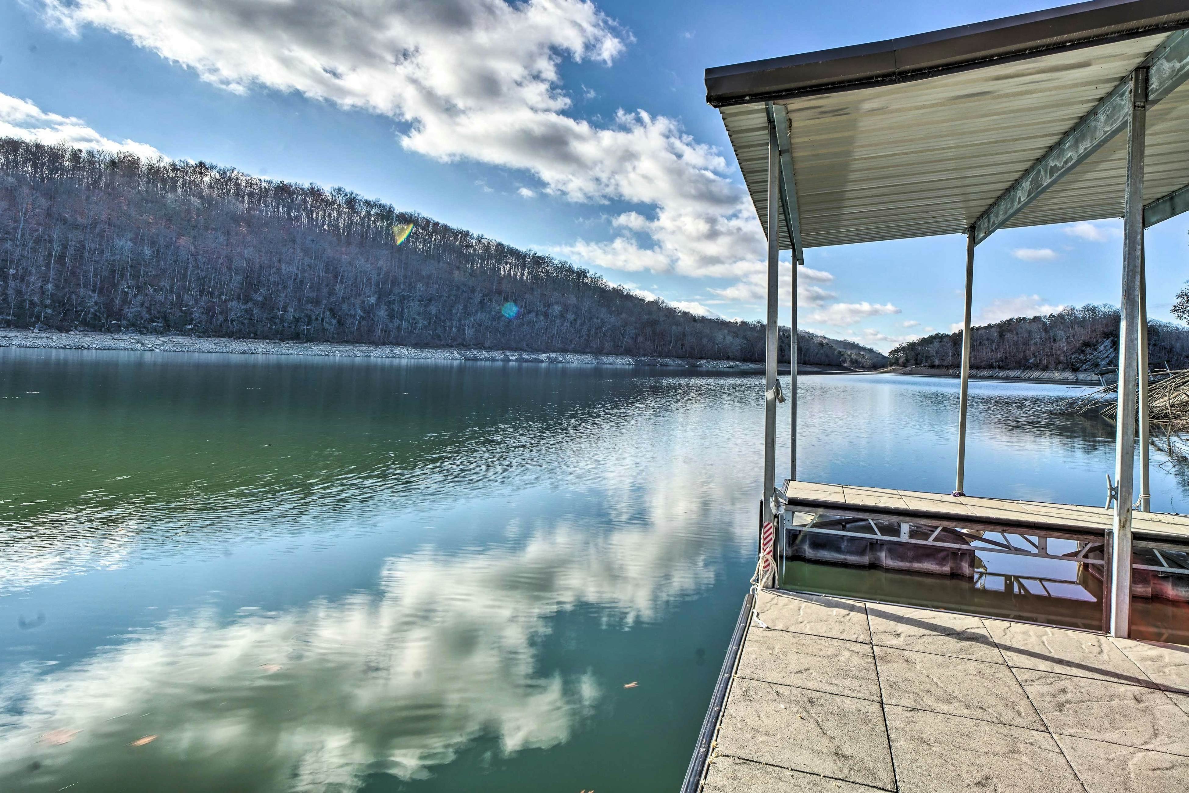 Lakefront cabin with fire pit, lift down to the dock, hot tub, bean bag toss