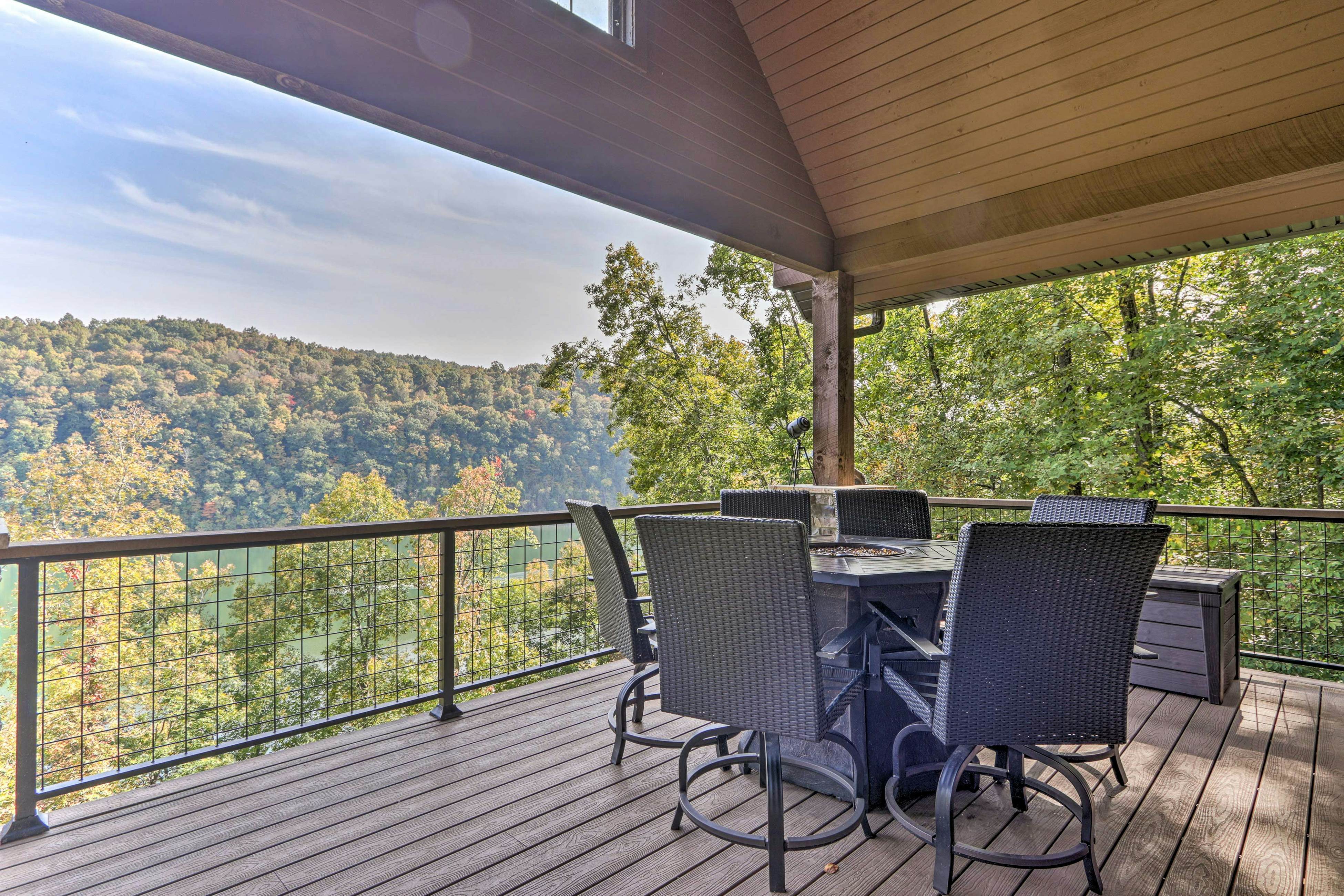 Lakefront cabin with fire pit, lift down to the dock, hot tub, bean bag toss