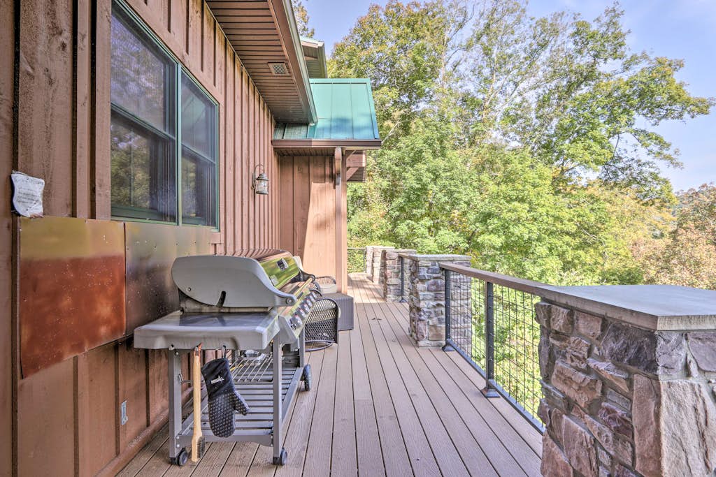 Lakefront Cabin, Sleeps 16, Dock, Fire Pit, Hot Tub